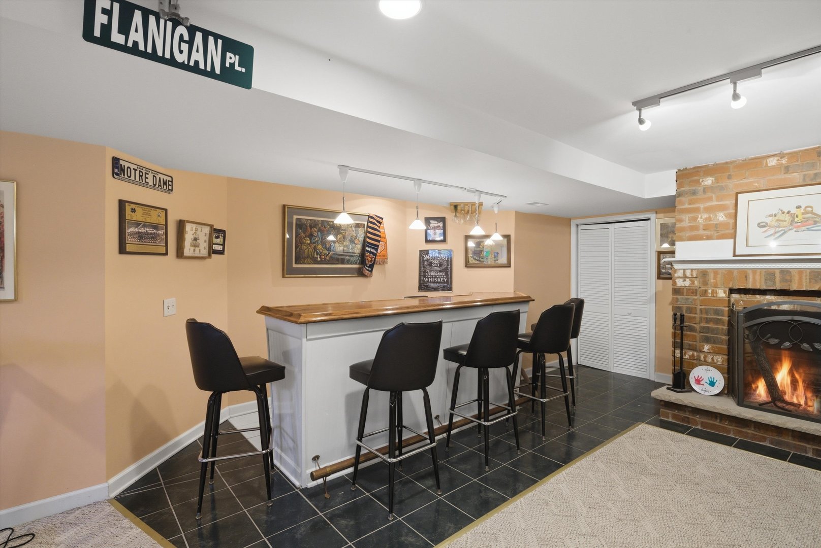 8839 S 83rd Avenue, Hickory Hills, IL 60457