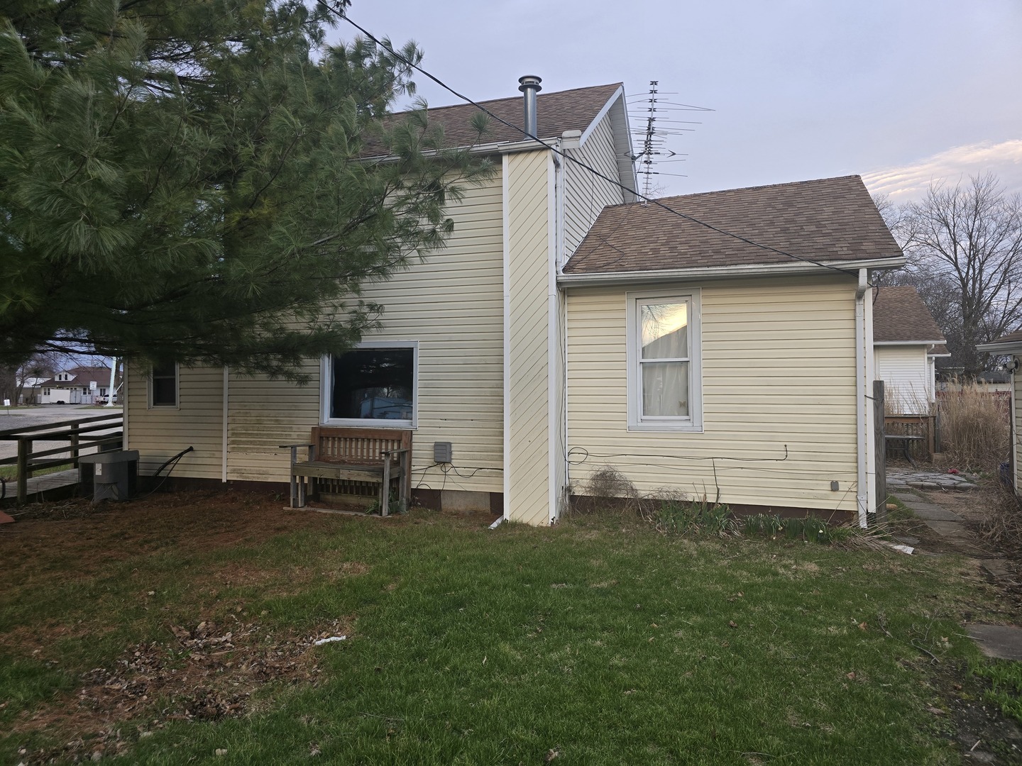 201 E Carlisle Street, Mclean, IL 61754