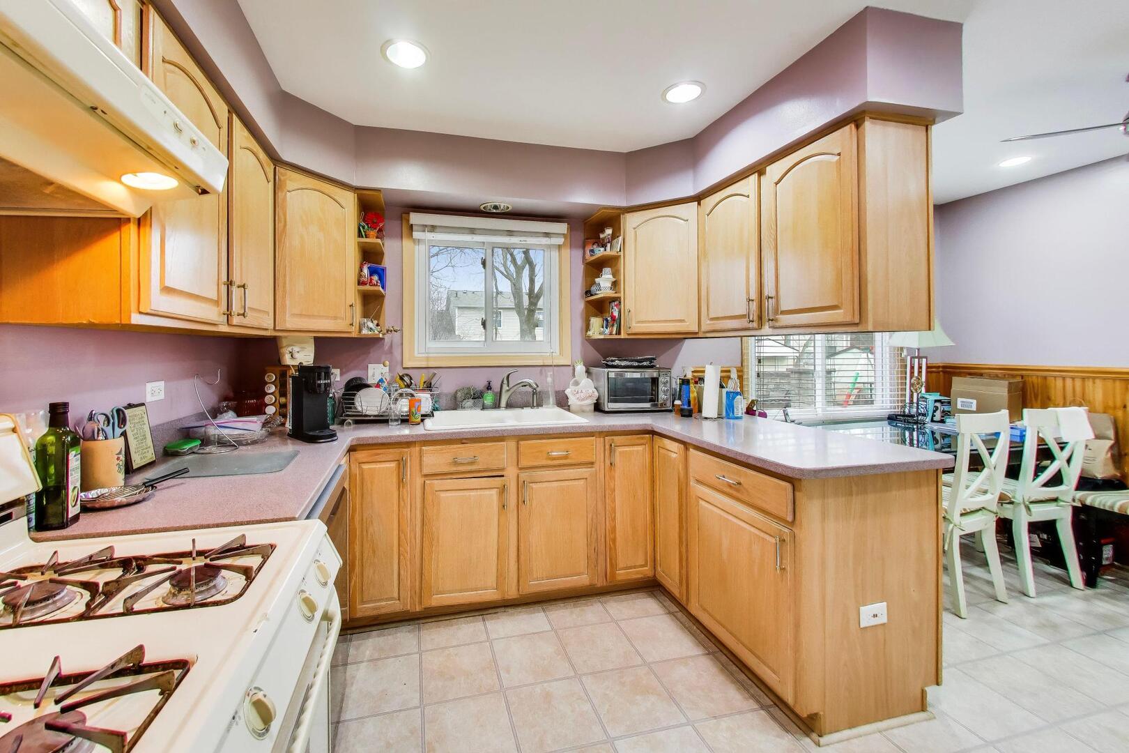 1021 Warwick Circle, Hoffman Estates, IL 60169