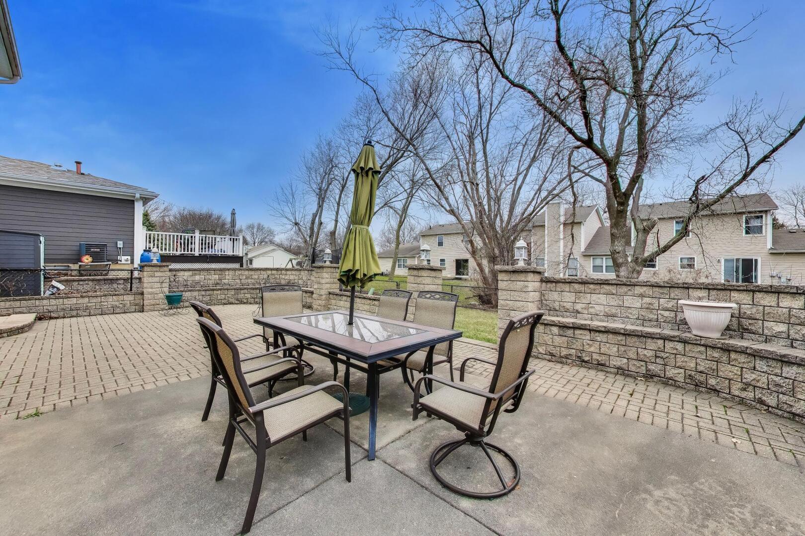 1021 Warwick Circle, Hoffman Estates, IL 60169