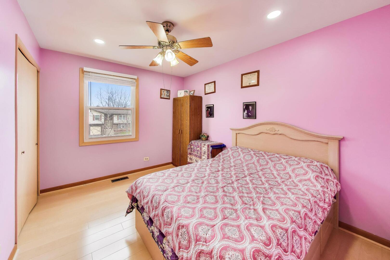 1021 Warwick Circle, Hoffman Estates, IL 60169