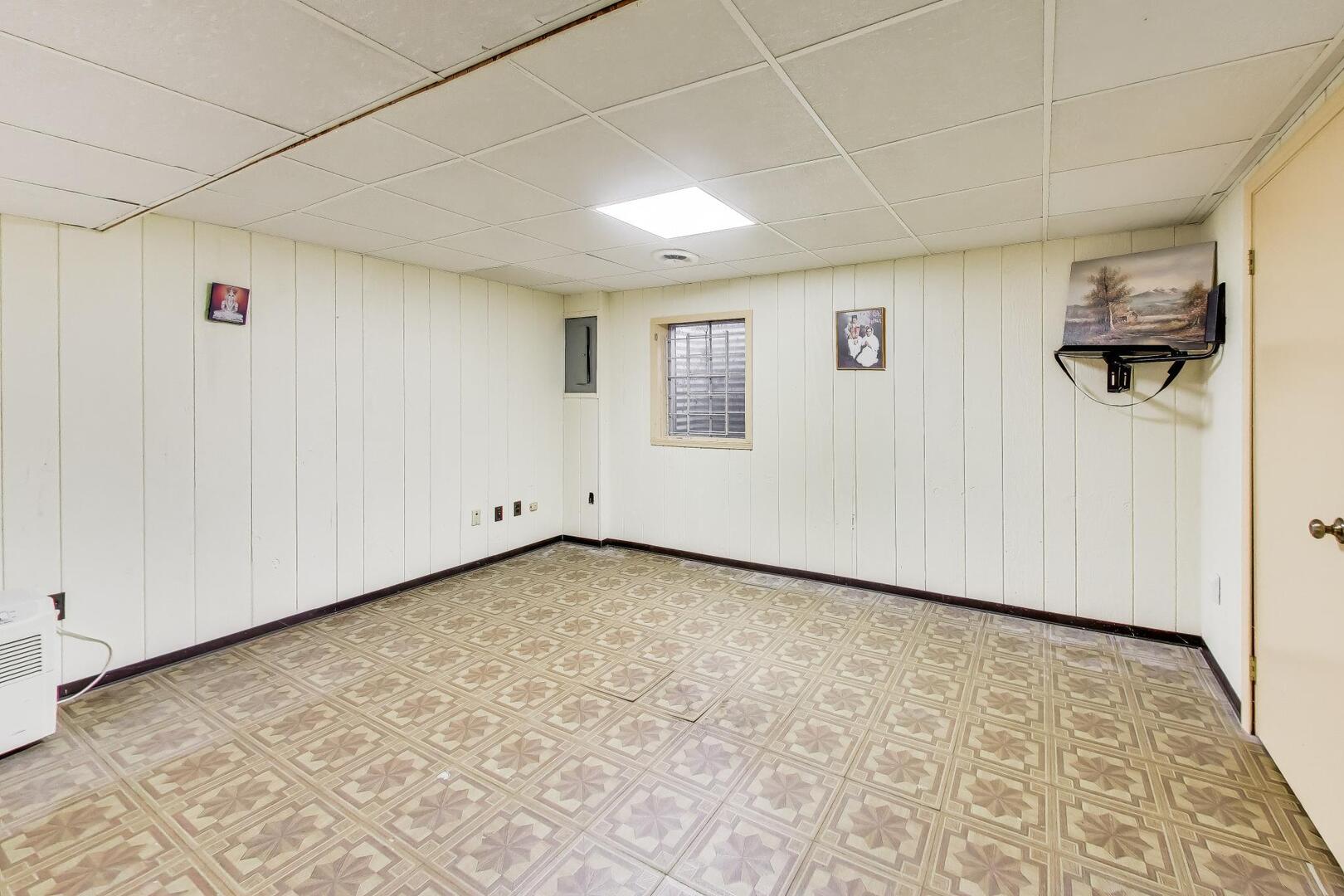 1021 Warwick Circle, Hoffman Estates, IL 60169