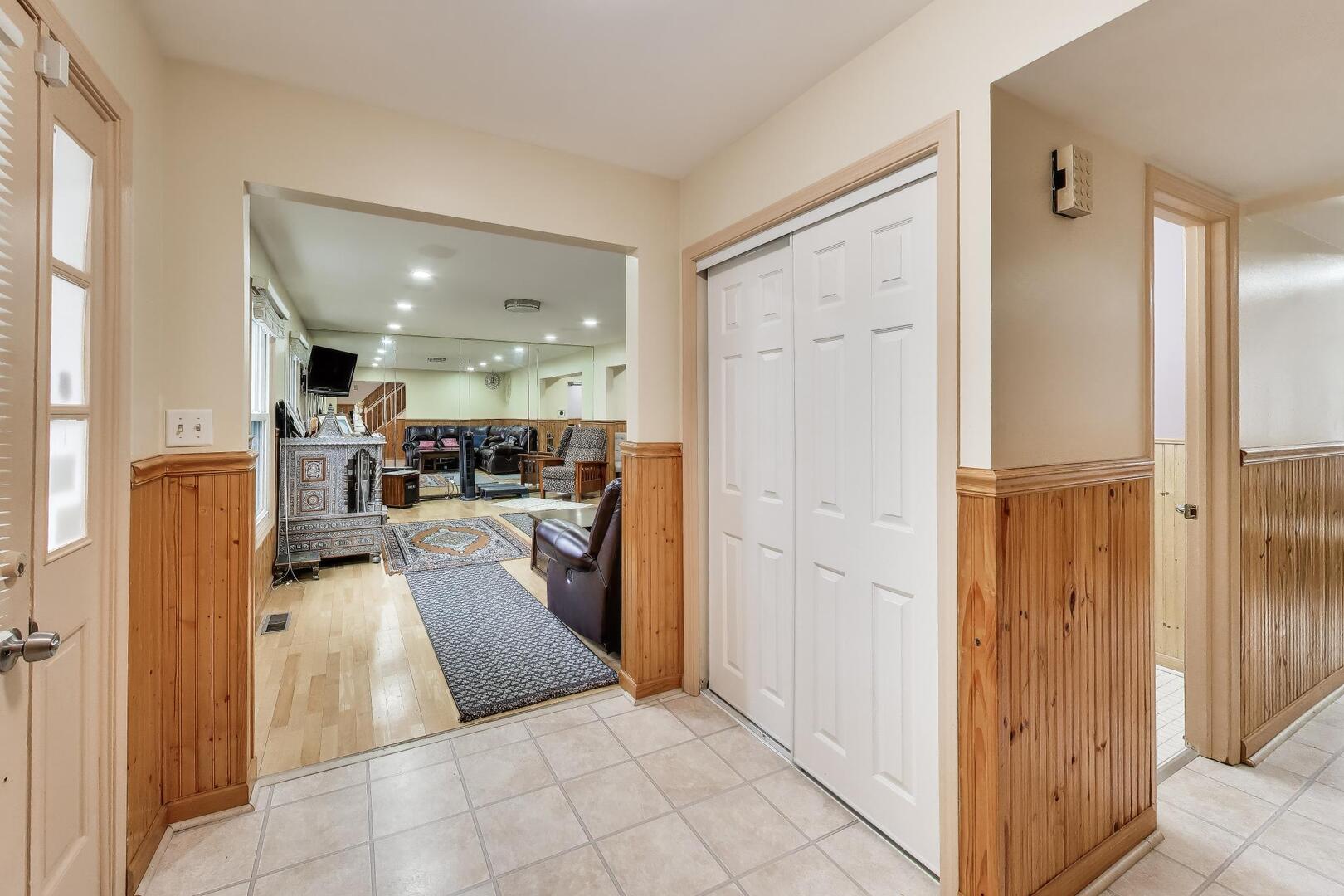 1021 Warwick Circle, Hoffman Estates, IL 60169