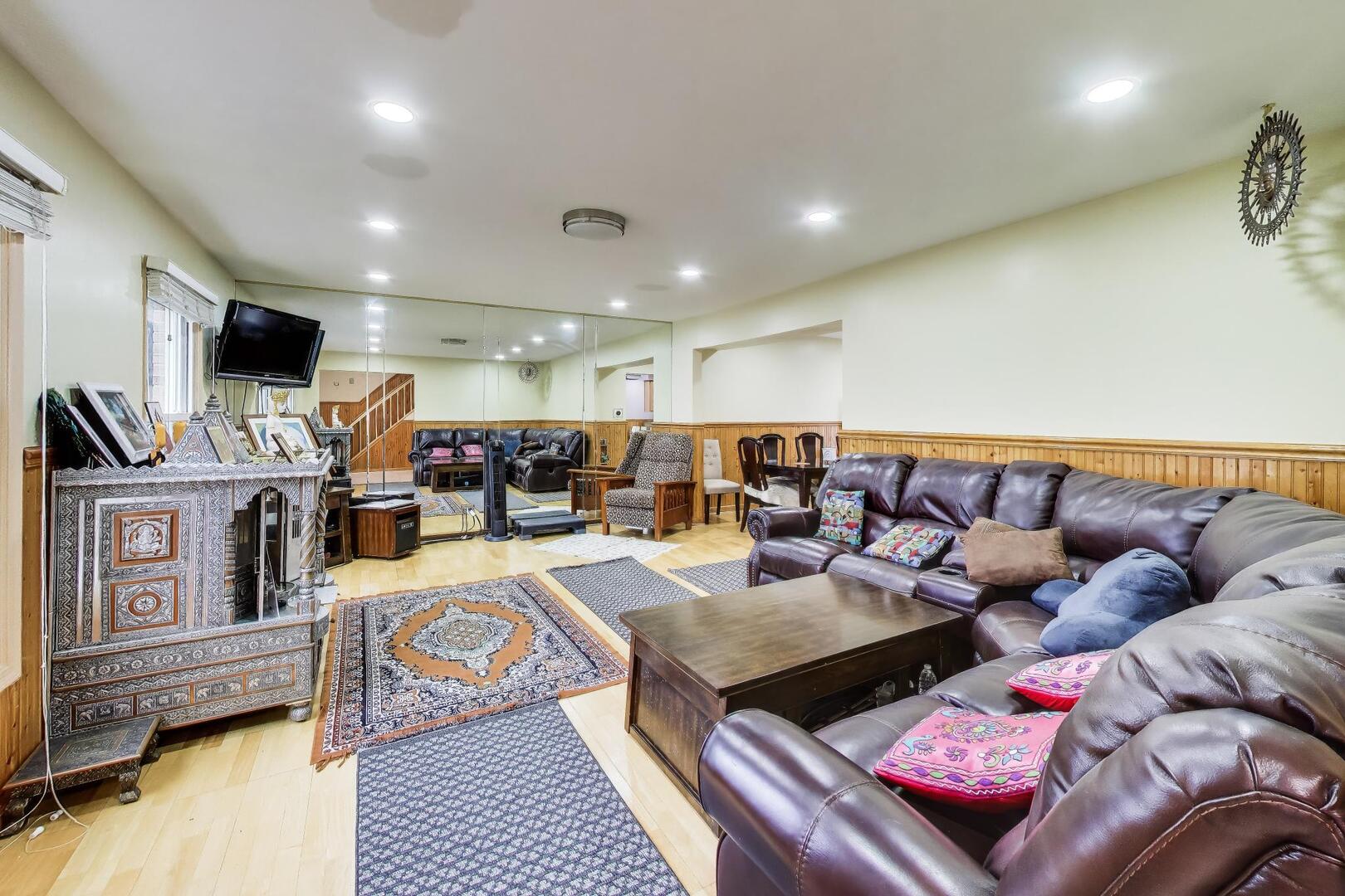 1021 Warwick Circle, Hoffman Estates, IL 60169