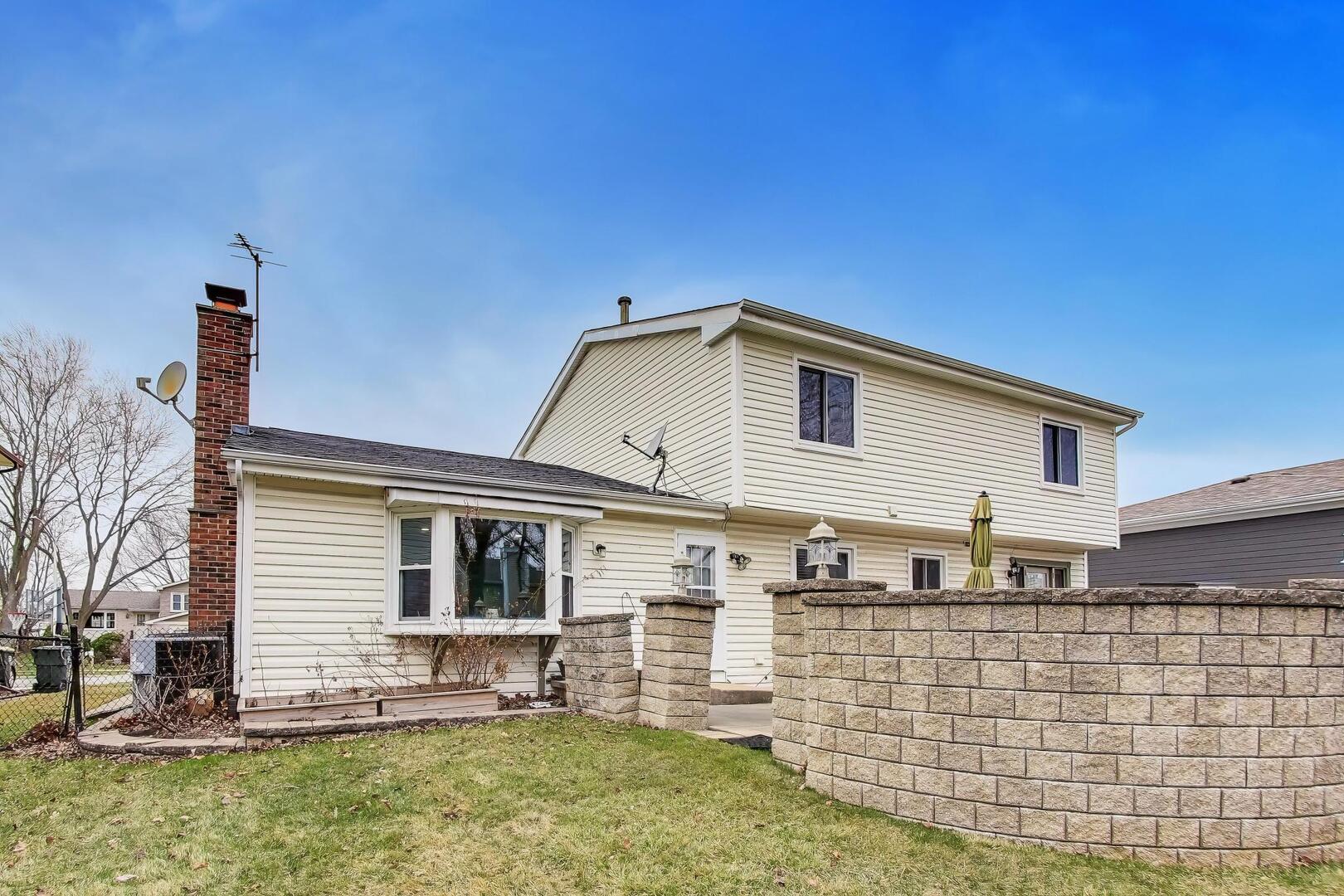 1021 Warwick Circle, Hoffman Estates, IL 60169