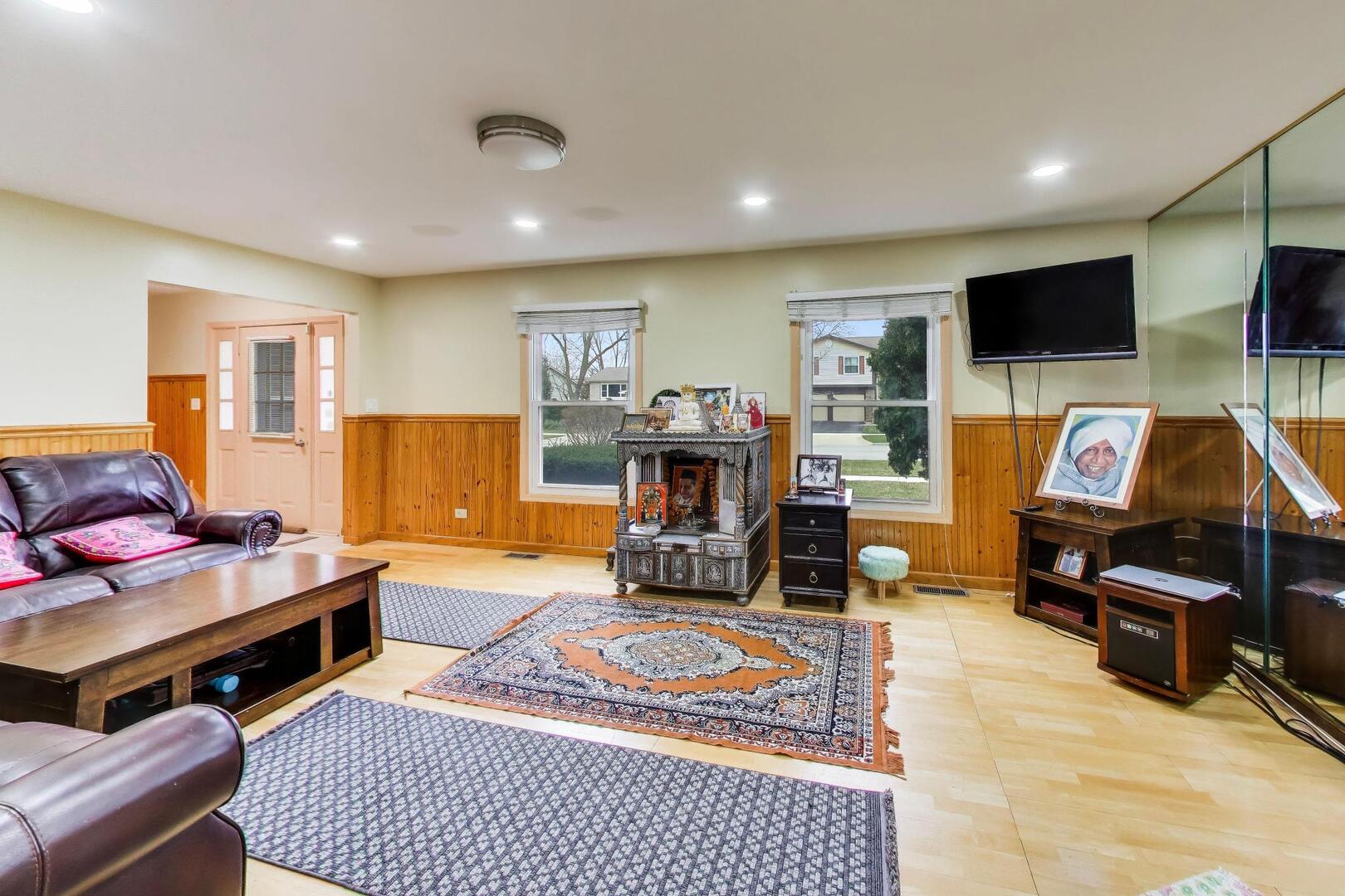 1021 Warwick Circle, Hoffman Estates, IL 60169