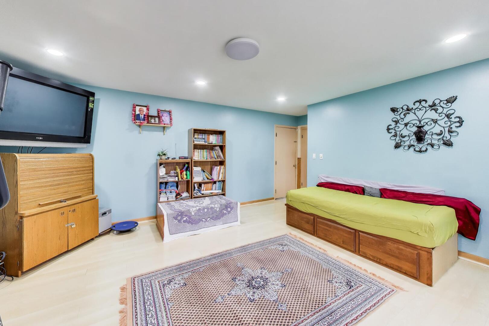 1021 Warwick Circle, Hoffman Estates, IL 60169