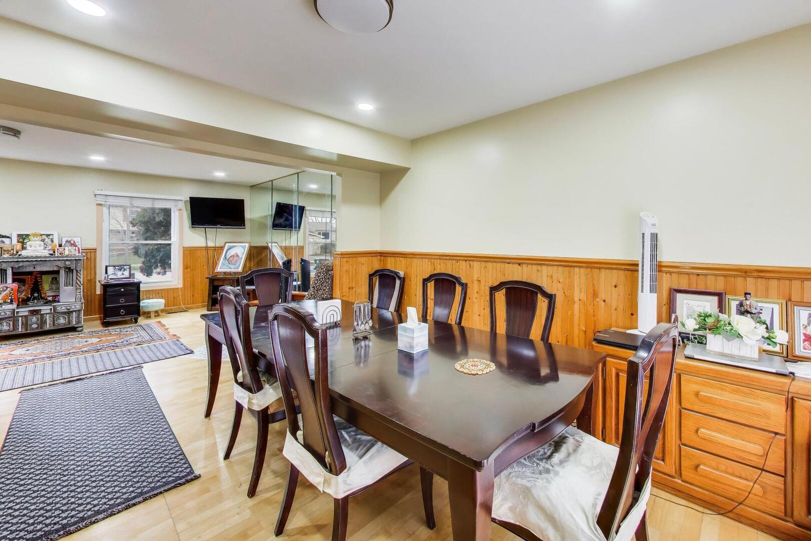 1021 Warwick Circle, Hoffman Estates, IL 60169