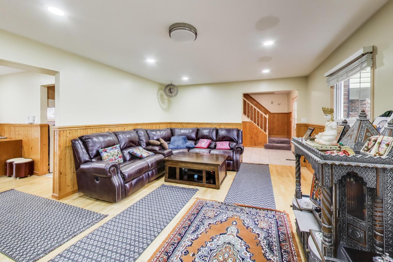 1021 Warwick Circle, Hoffman Estates, IL 60169