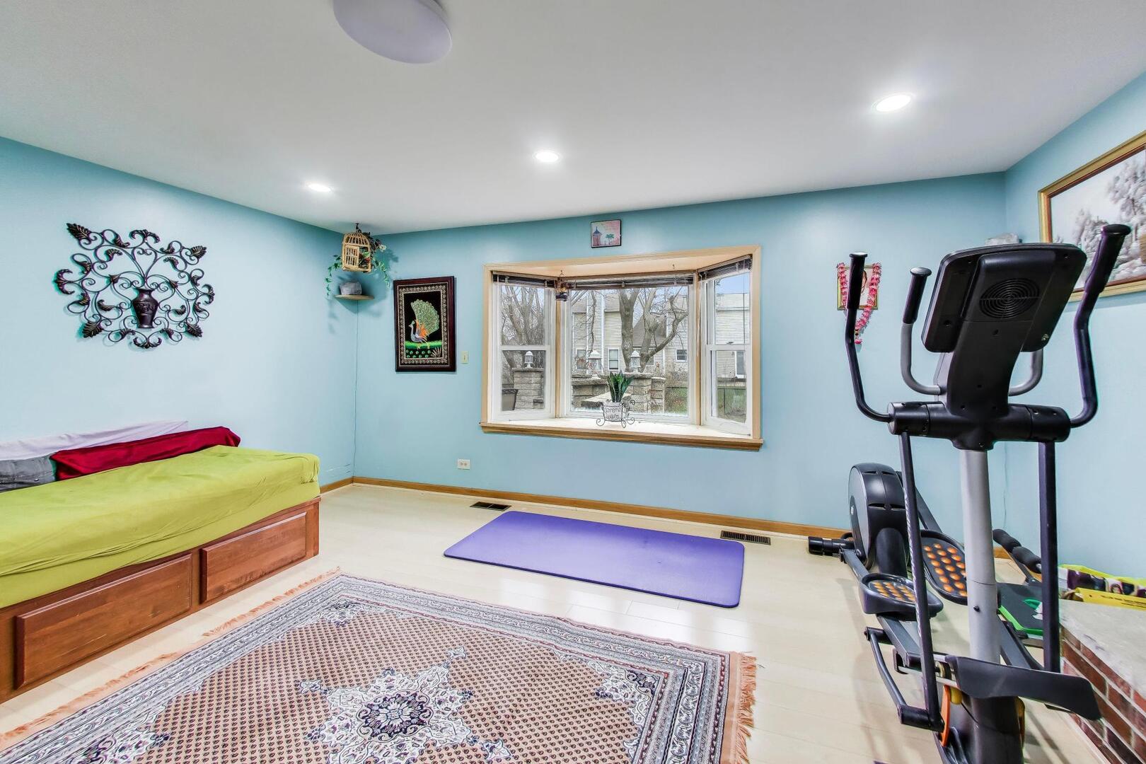 1021 Warwick Circle, Hoffman Estates, IL 60169