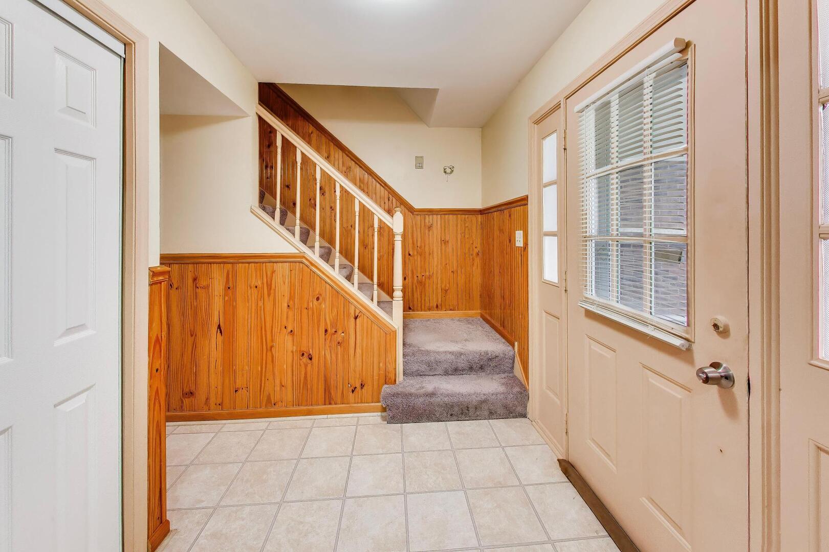 1021 Warwick Circle, Hoffman Estates, IL 60169