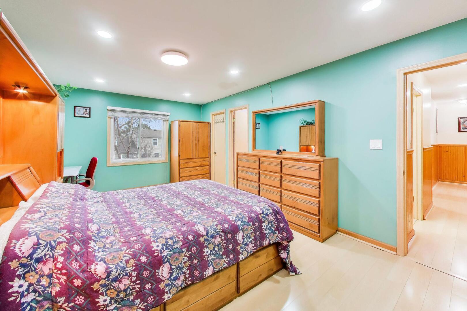 1021 Warwick Circle, Hoffman Estates, IL 60169