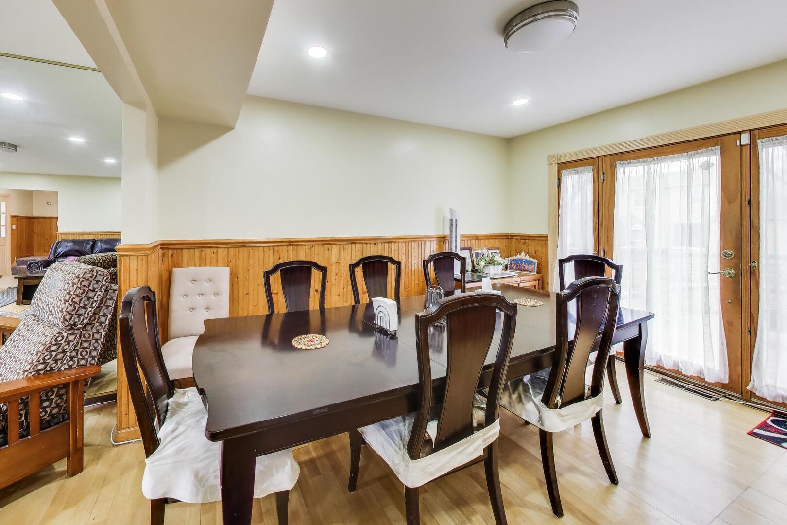 1021 Warwick Circle, Hoffman Estates, IL 60169