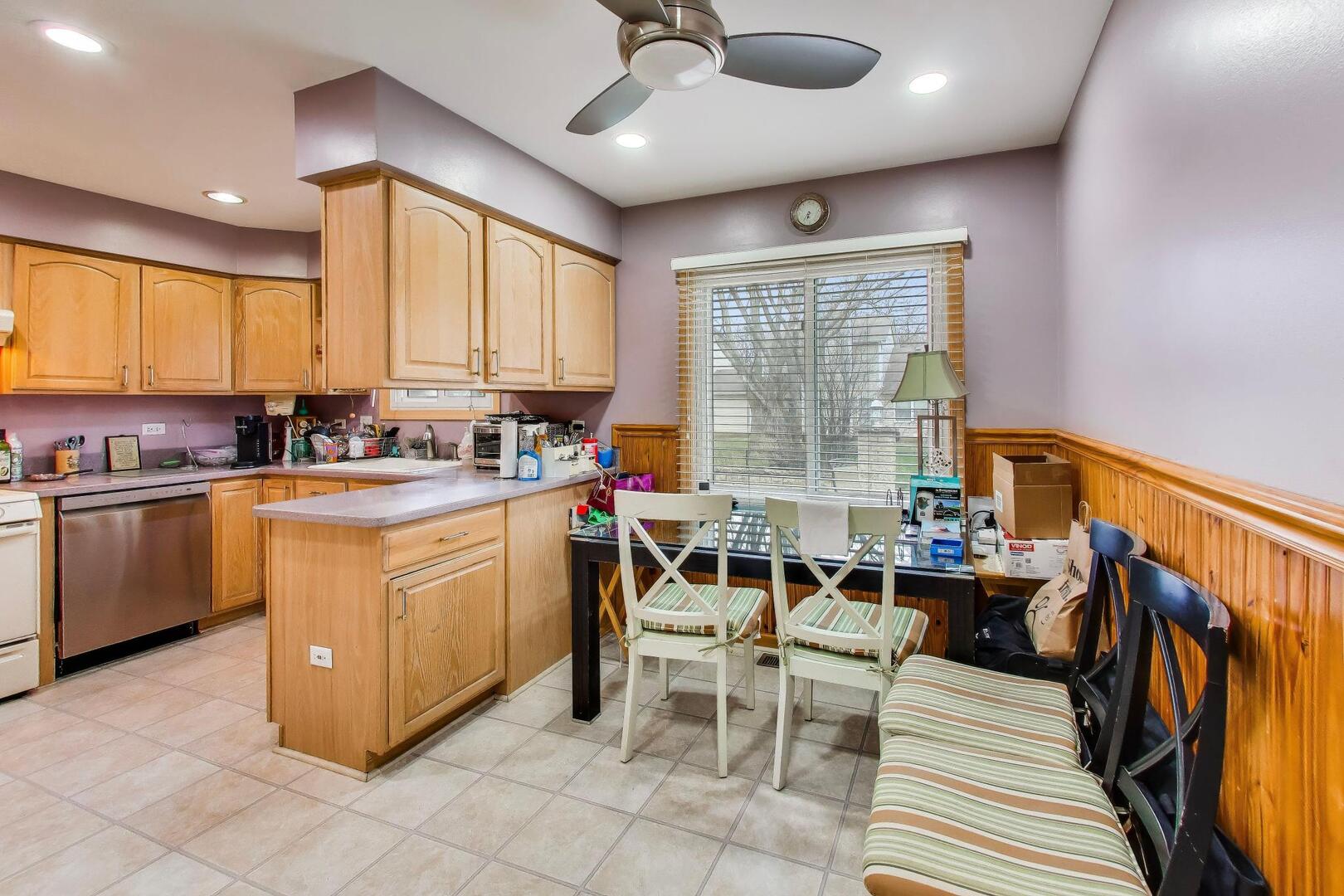 1021 Warwick Circle, Hoffman Estates, IL 60169