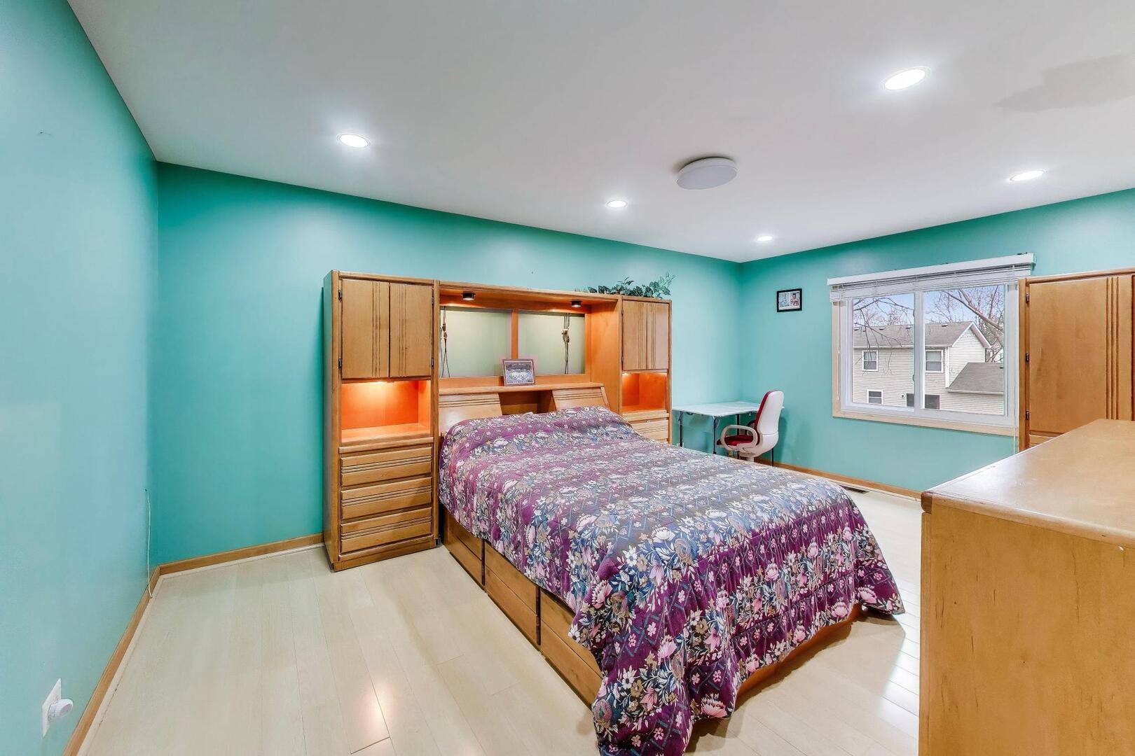 1021 Warwick Circle, Hoffman Estates, IL 60169