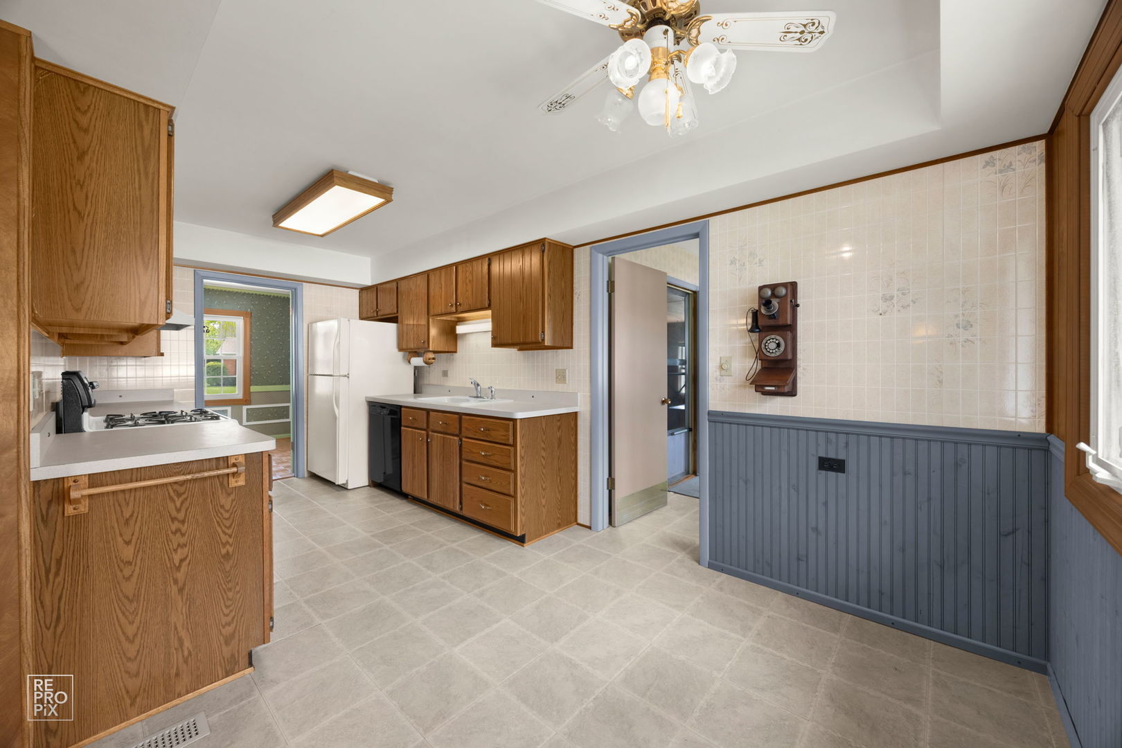 54 Smethwick Lane, Elk Grove Village, IL 60007