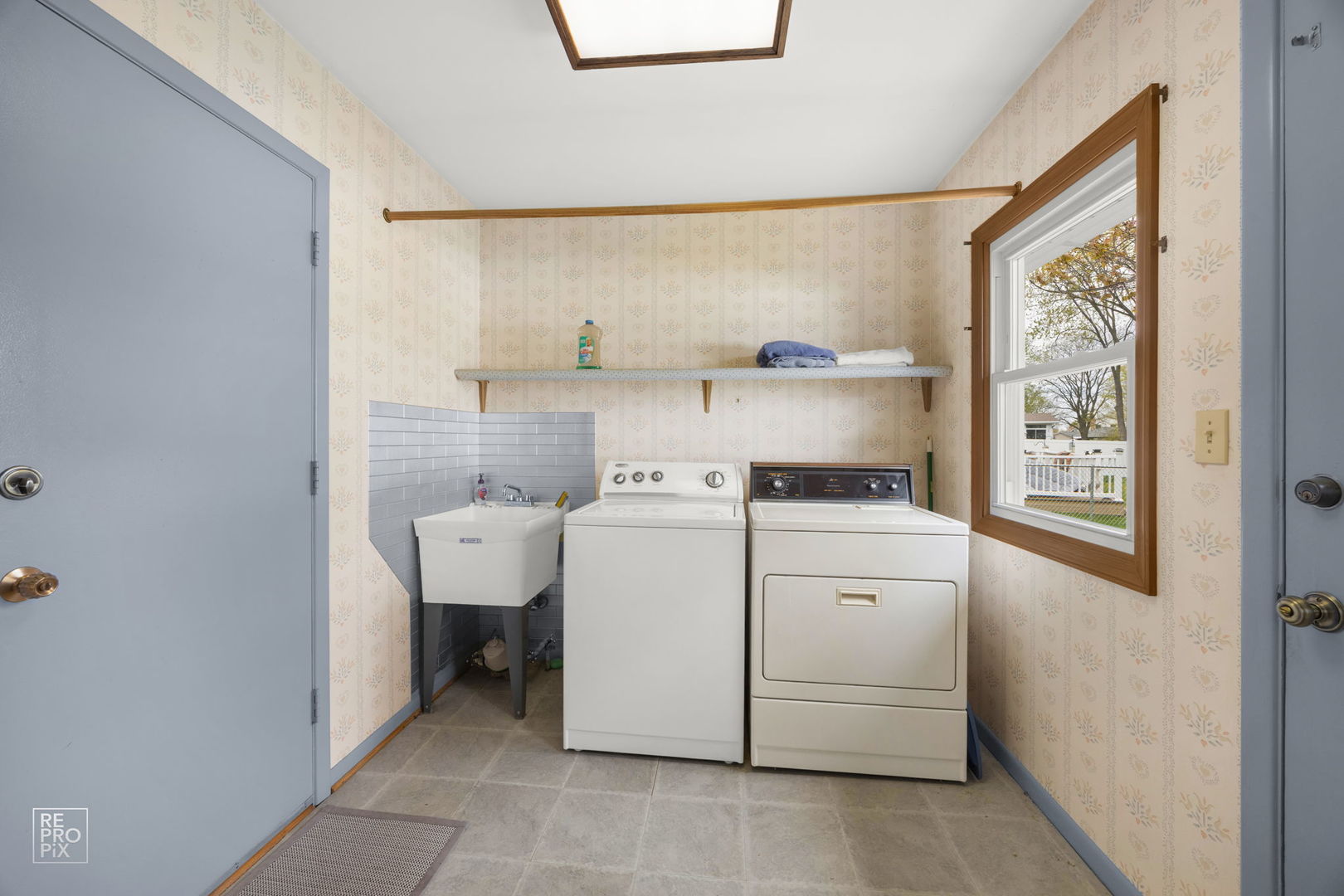 54 Smethwick Lane, Elk Grove Village, IL 60007