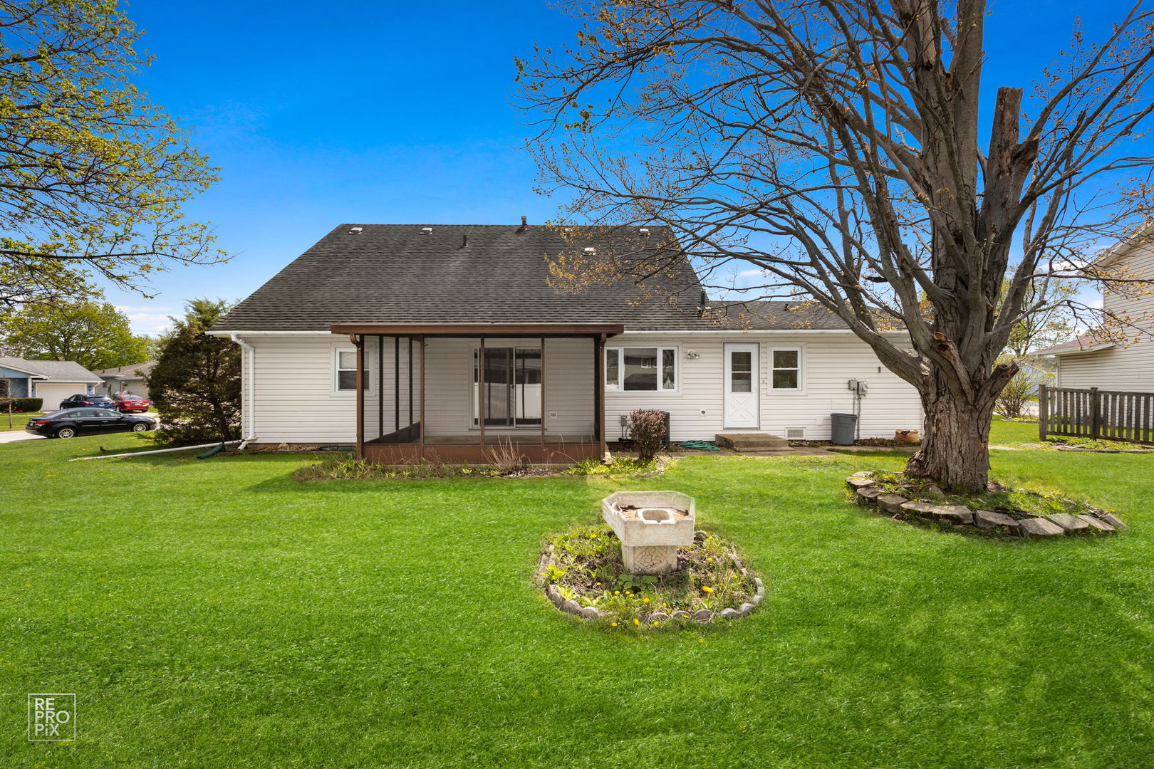 54 Smethwick Lane, Elk Grove Village, IL 60007