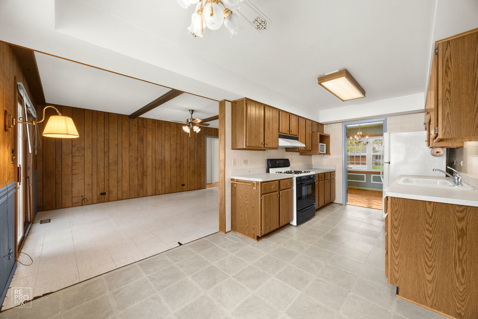 54 Smethwick Lane, Elk Grove Village, IL 60007