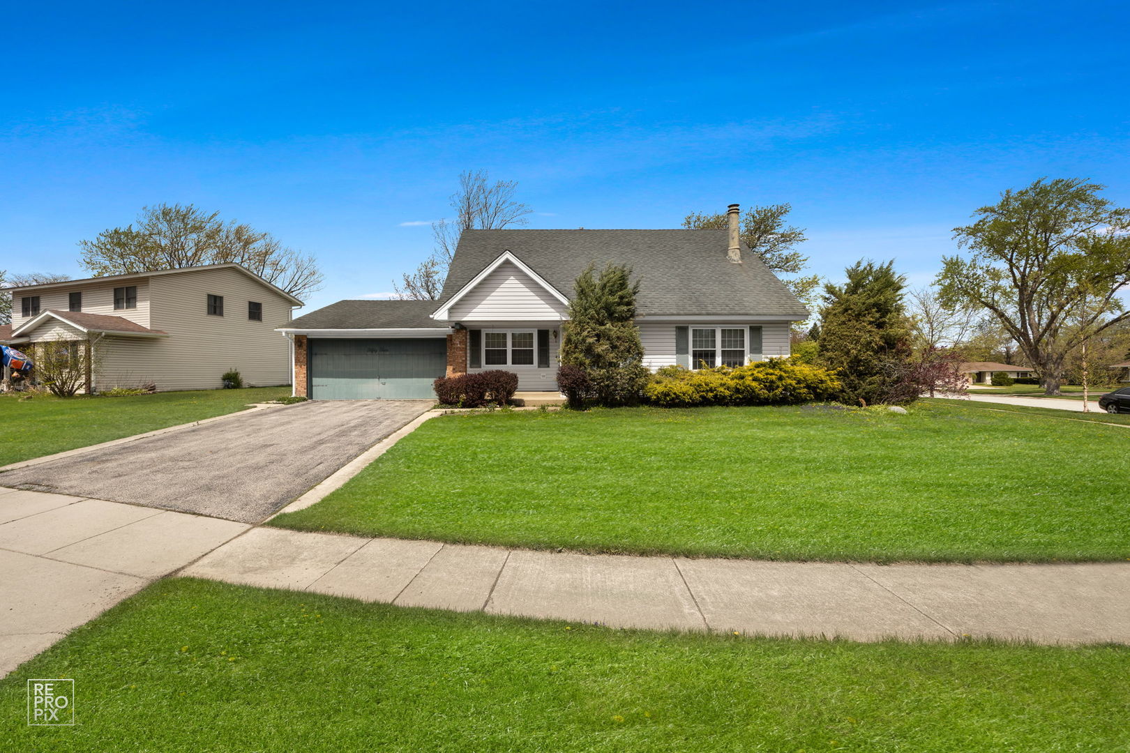 54 Smethwick Lane, Elk Grove Village, IL 60007