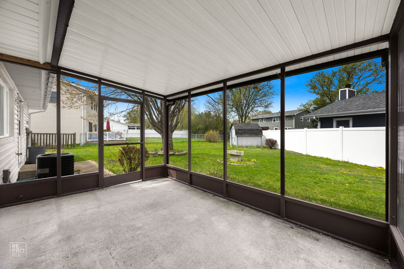 54 Smethwick Lane, Elk Grove Village, IL 60007