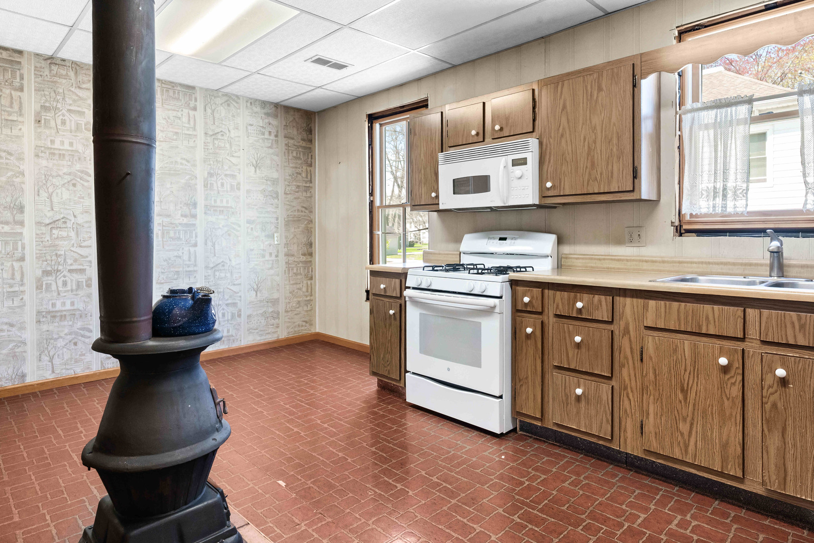 103 W Wood Street, Colfax, IL 61728