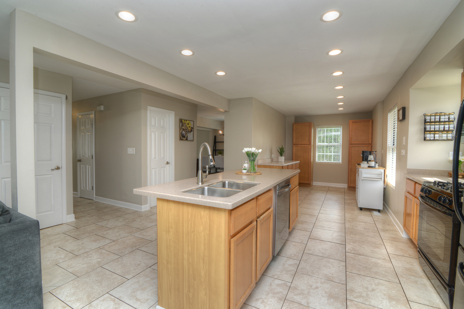 1292 LILAC Lane, Carol Stream, IL 60188