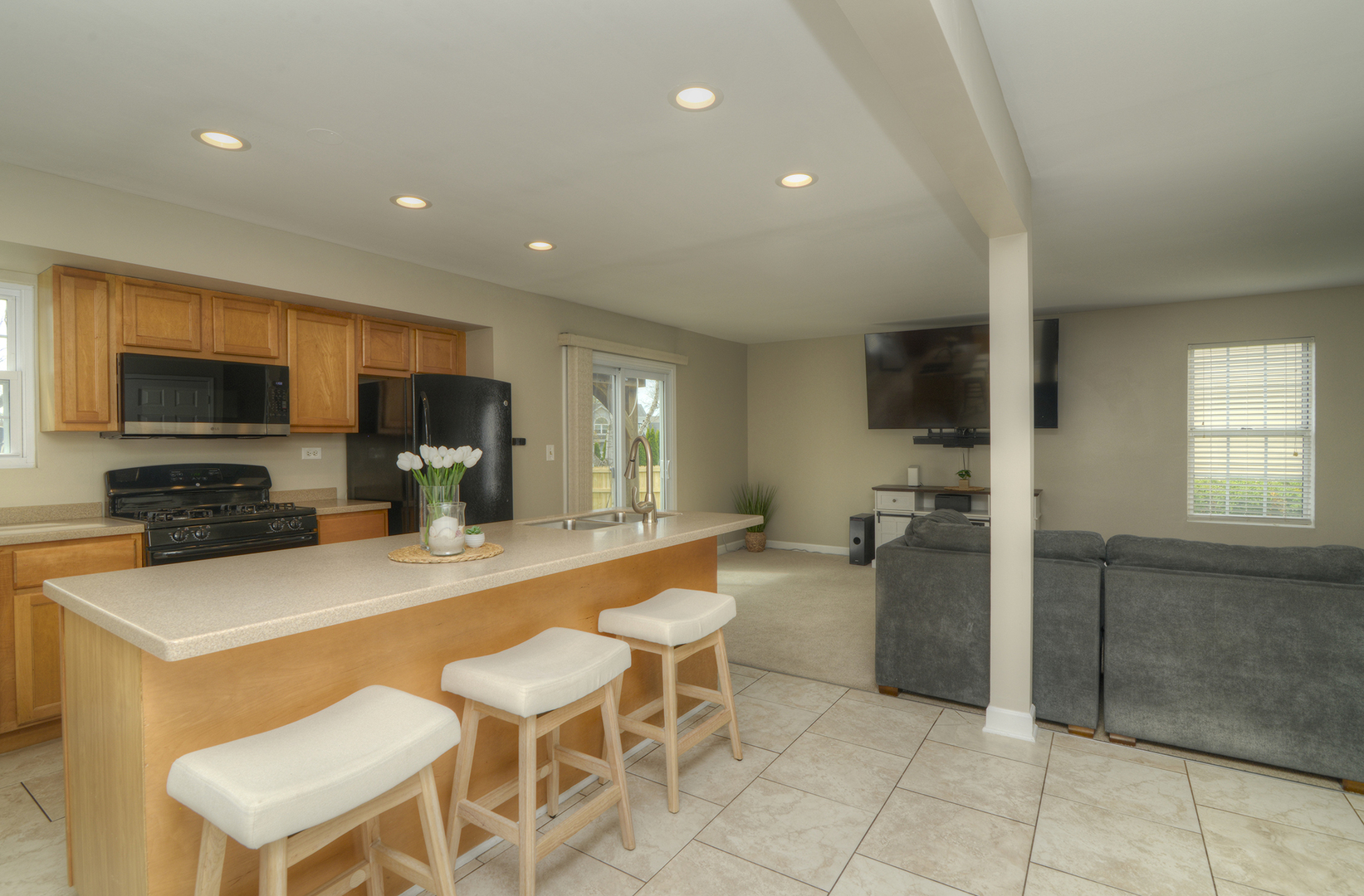 1292 LILAC Lane, Carol Stream, IL 60188