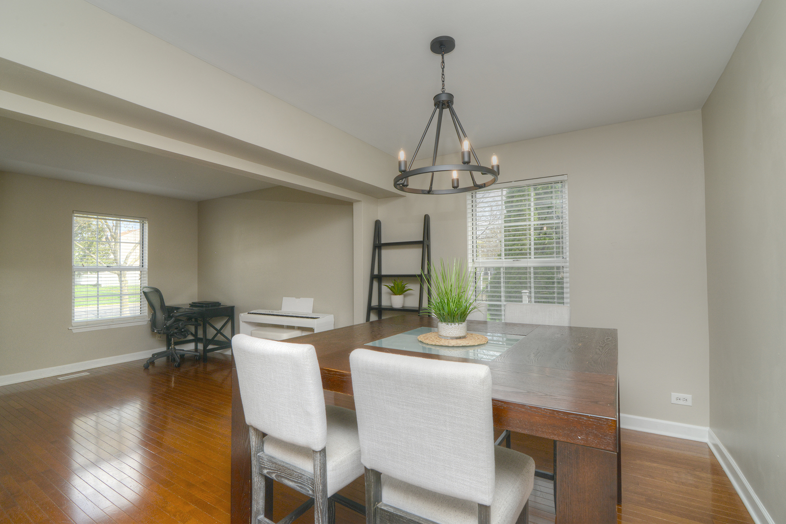 1292 LILAC Lane, Carol Stream, IL 60188