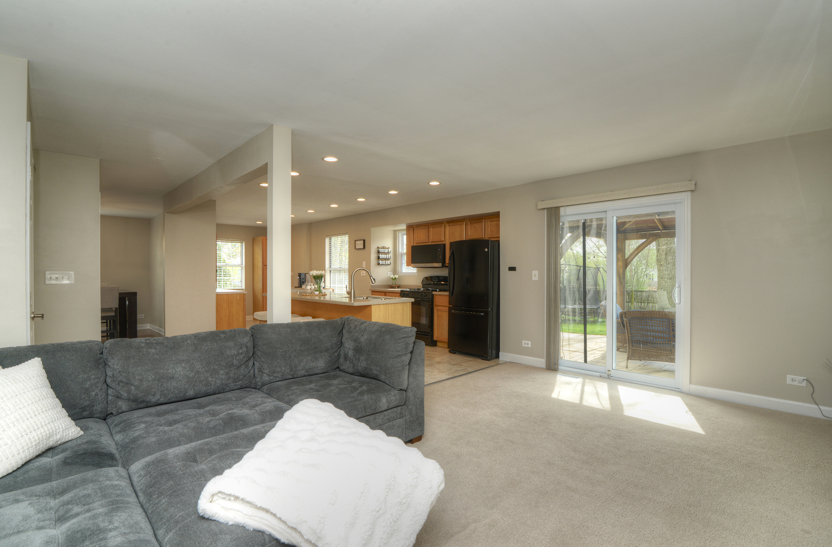 1292 LILAC Lane, Carol Stream, IL 60188