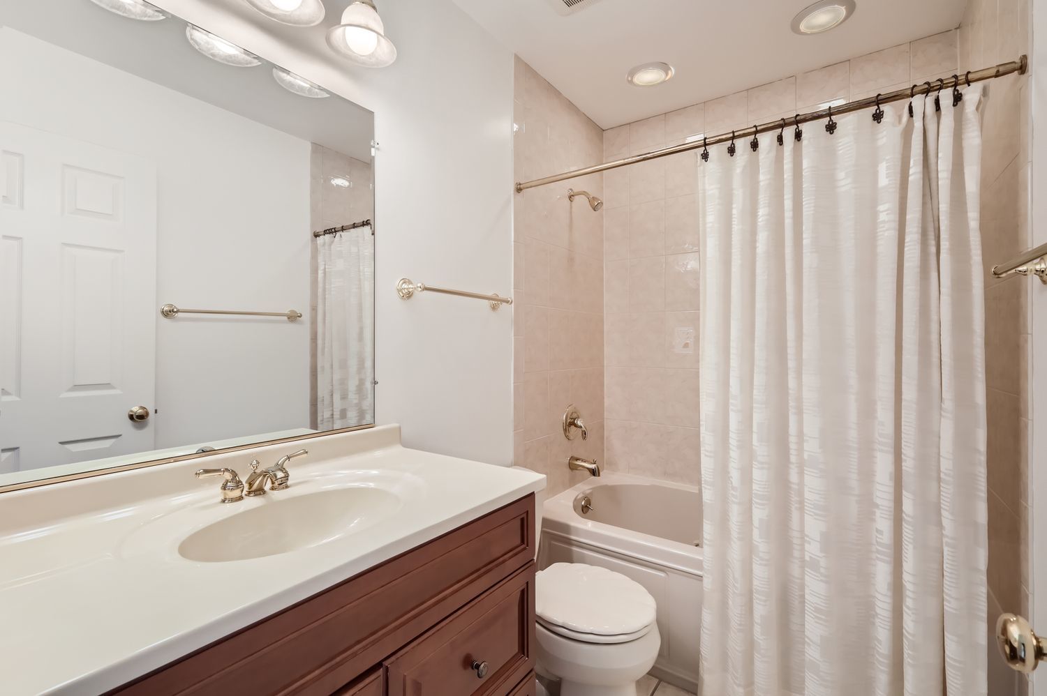 2S170 Stratford Road, Glen Ellyn, IL 60137