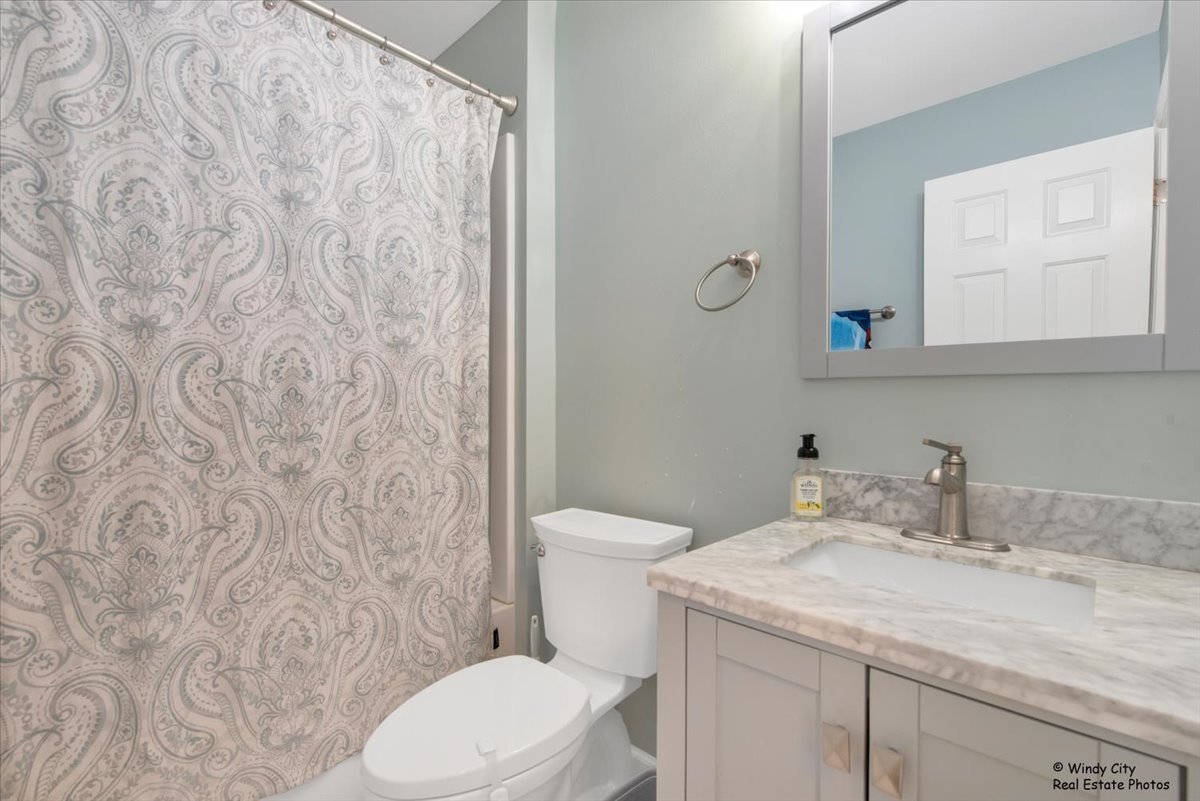 125 Chestnut Hills Circle, Burr Ridge, IL 60527