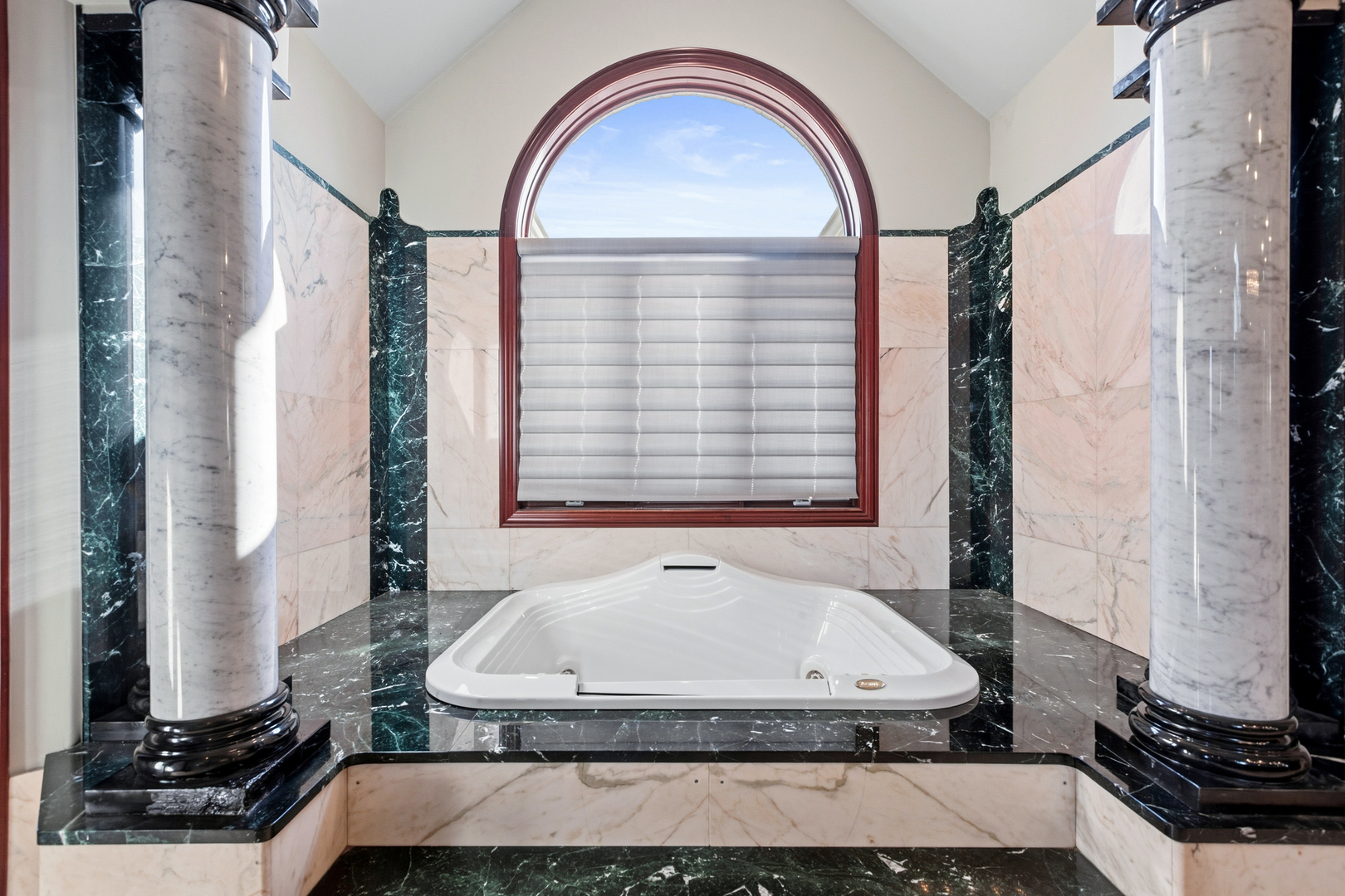 15 Terra Vita Court, South Barrington, IL 60010