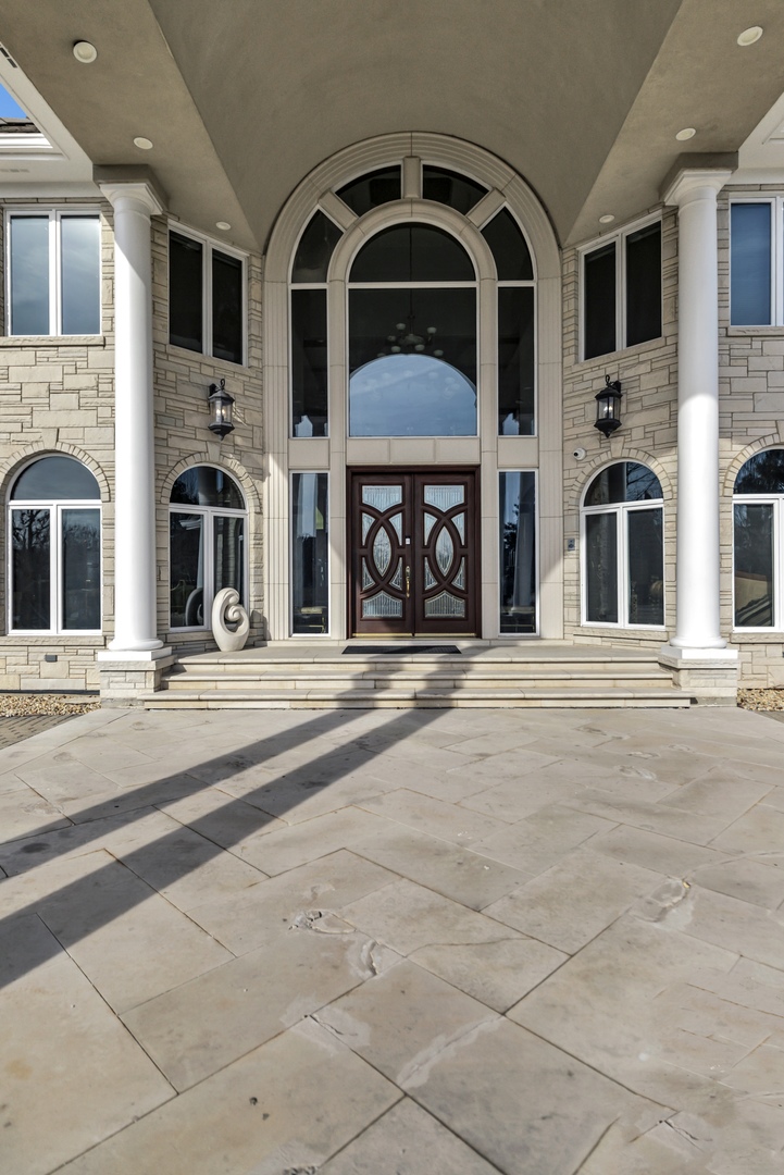 15 Terra Vita Court, South Barrington, IL 60010