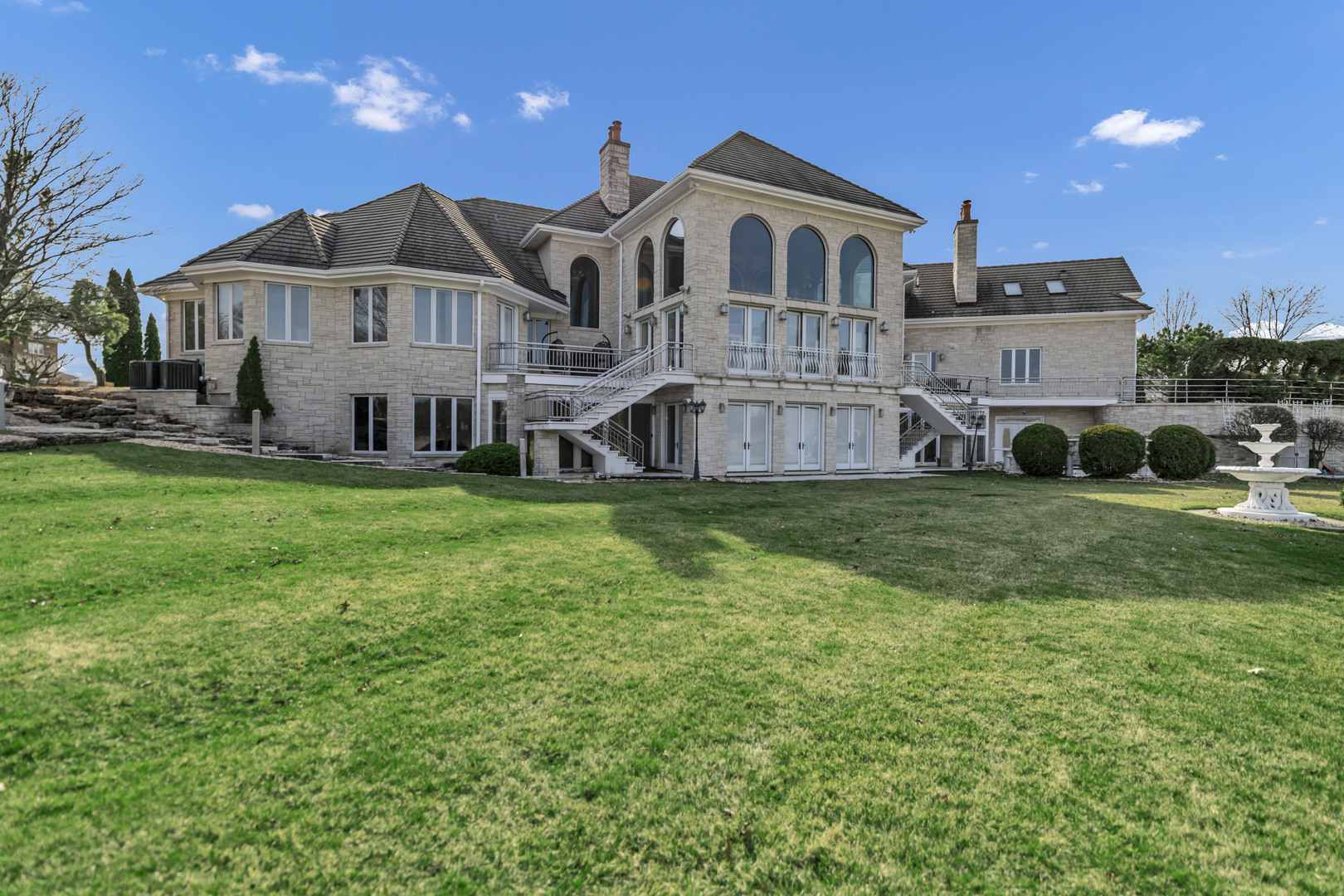 15 Terra Vita Court, South Barrington, IL 60010