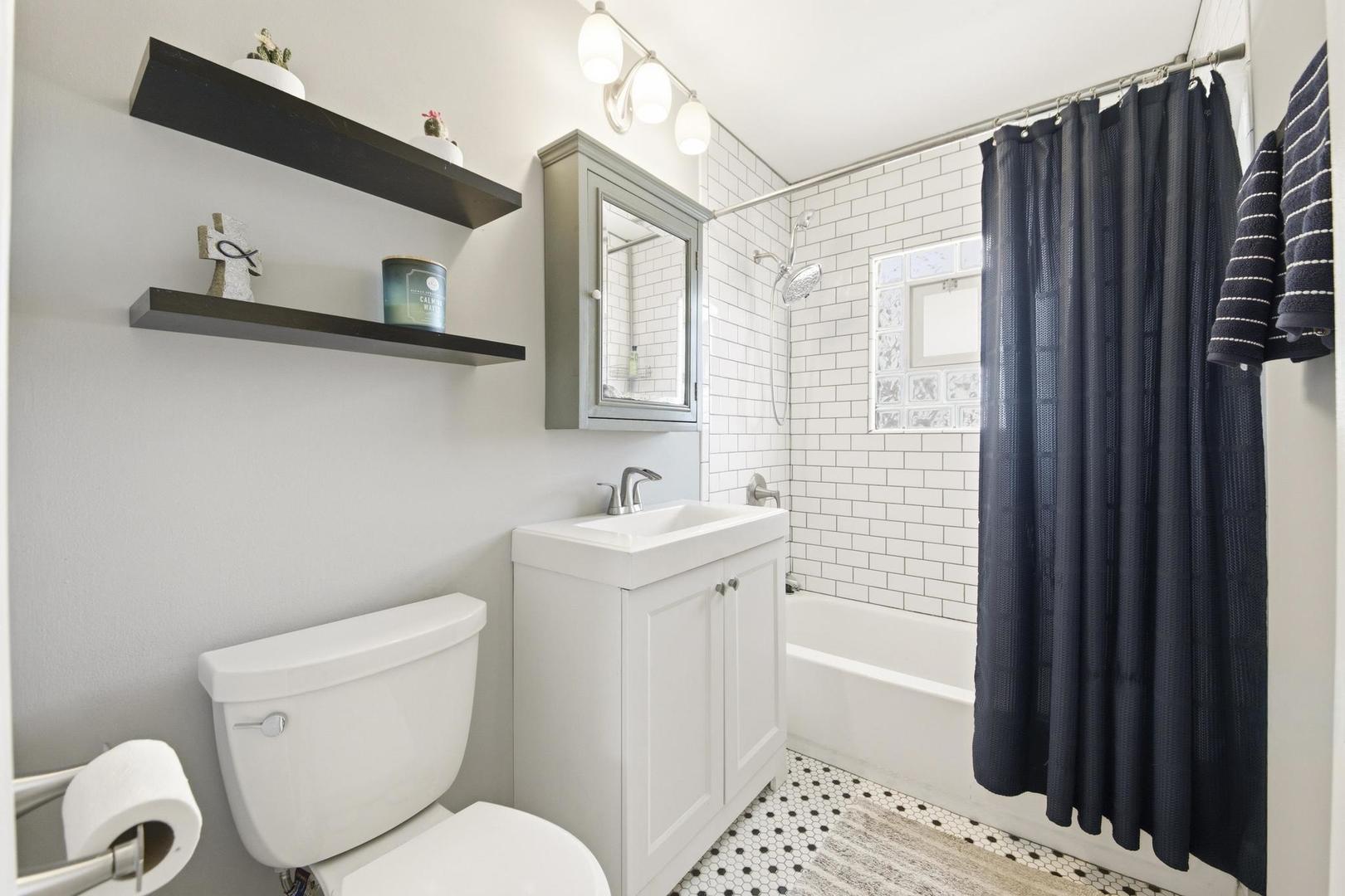 581 Charing Cross Road, Elk Grove Village, IL 60007