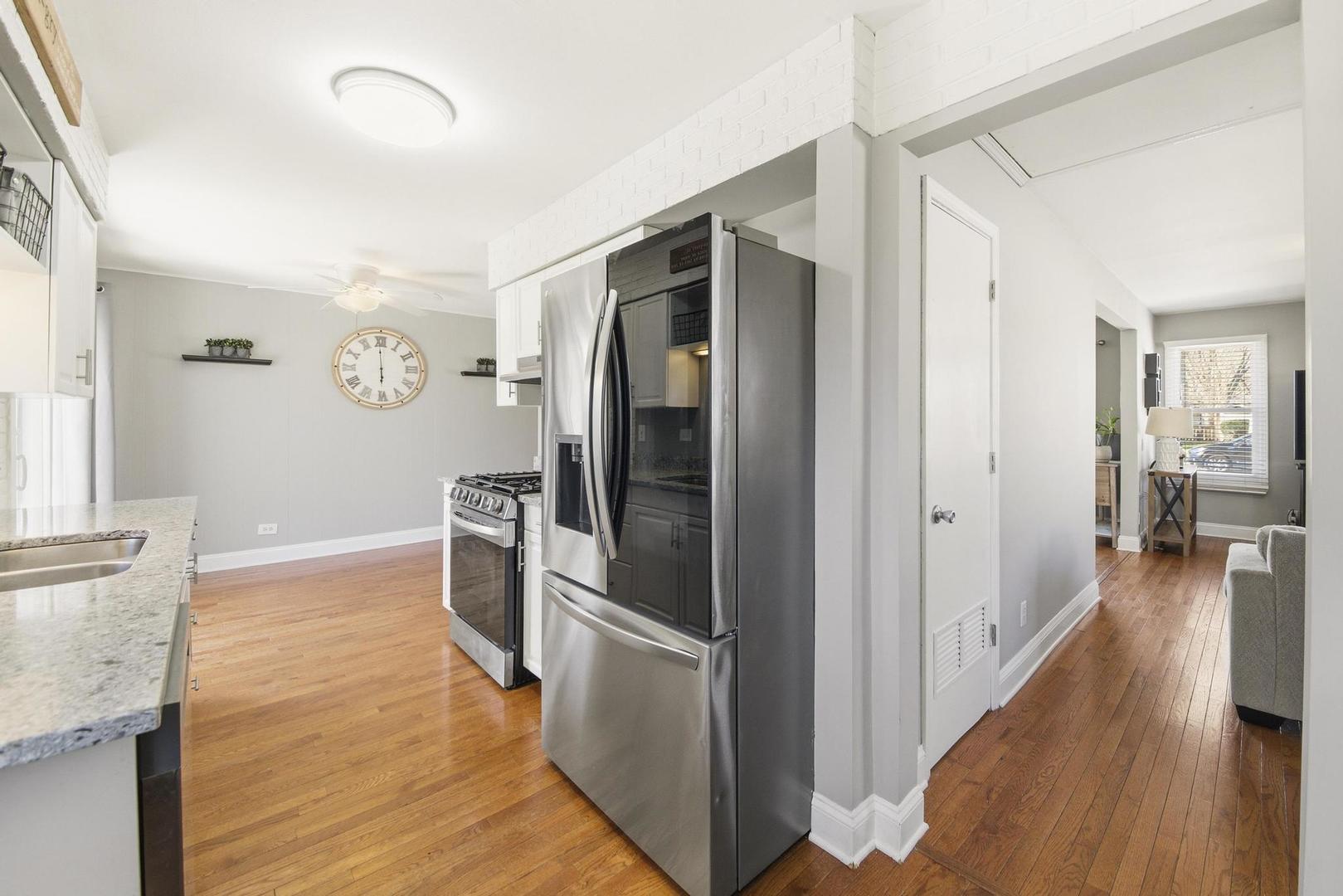 581 Charing Cross Road, Elk Grove Village, IL 60007