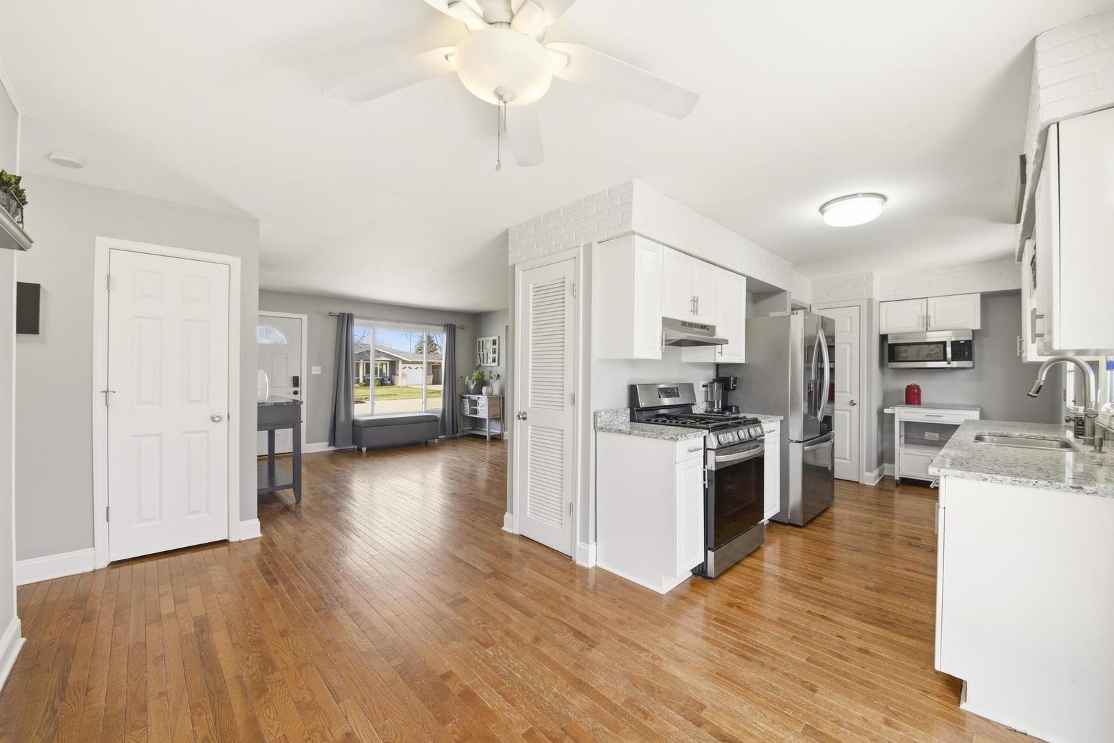 581 Charing Cross Road, Elk Grove Village, IL 60007