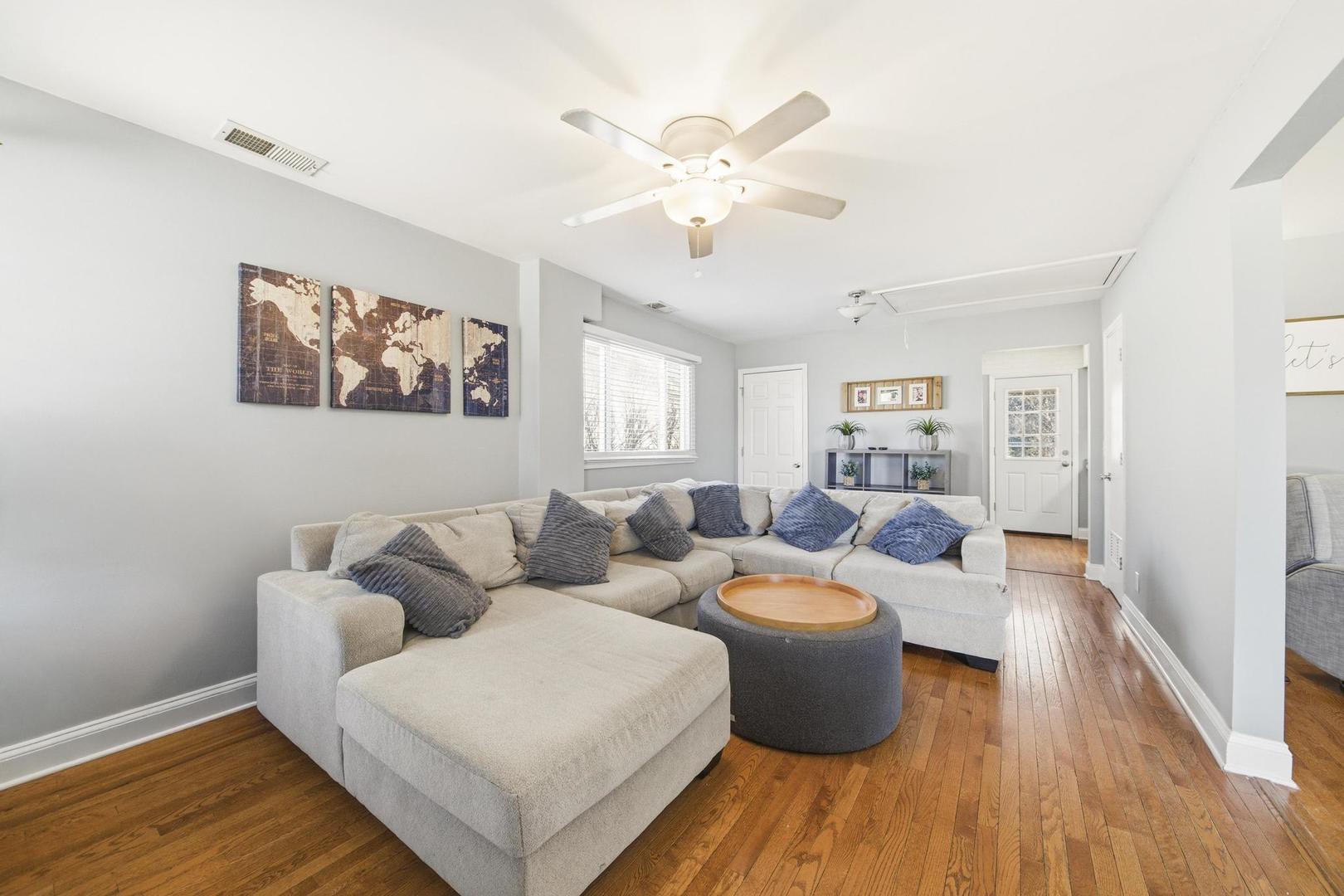 581 Charing Cross Road, Elk Grove Village, IL 60007