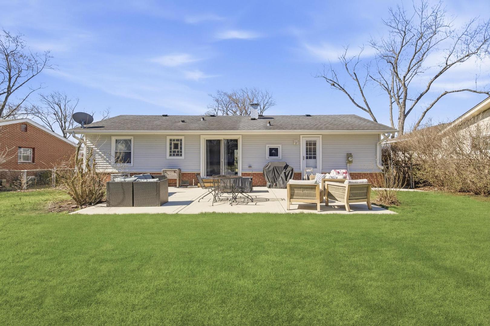 581 Charing Cross Road, Elk Grove Village, IL 60007