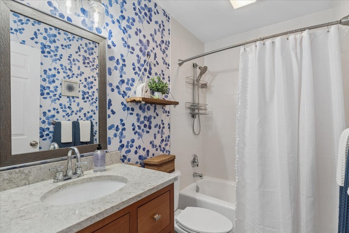 225 5th Street, Libertyville, IL 60048