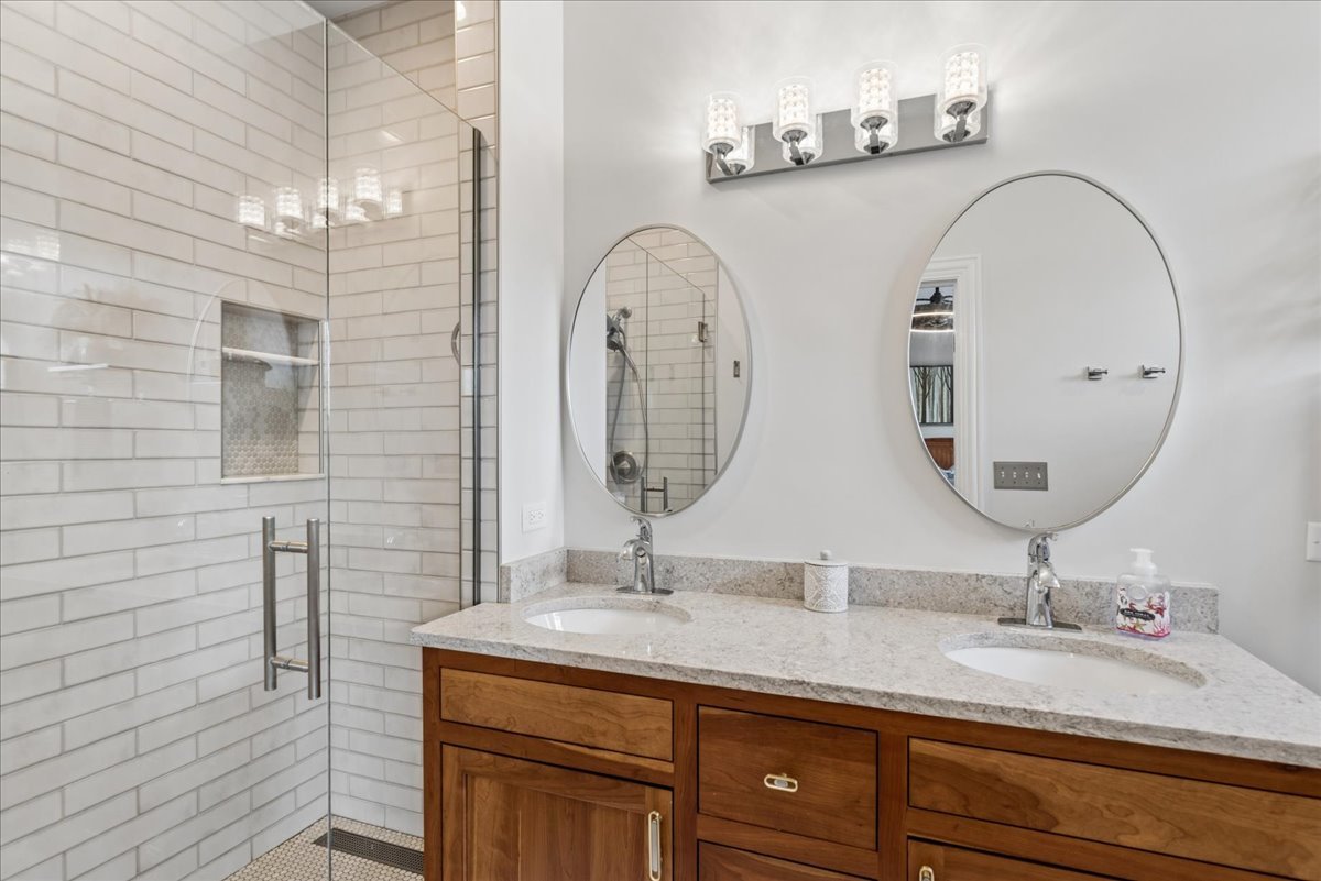 225 5th Street, Libertyville, IL 60048