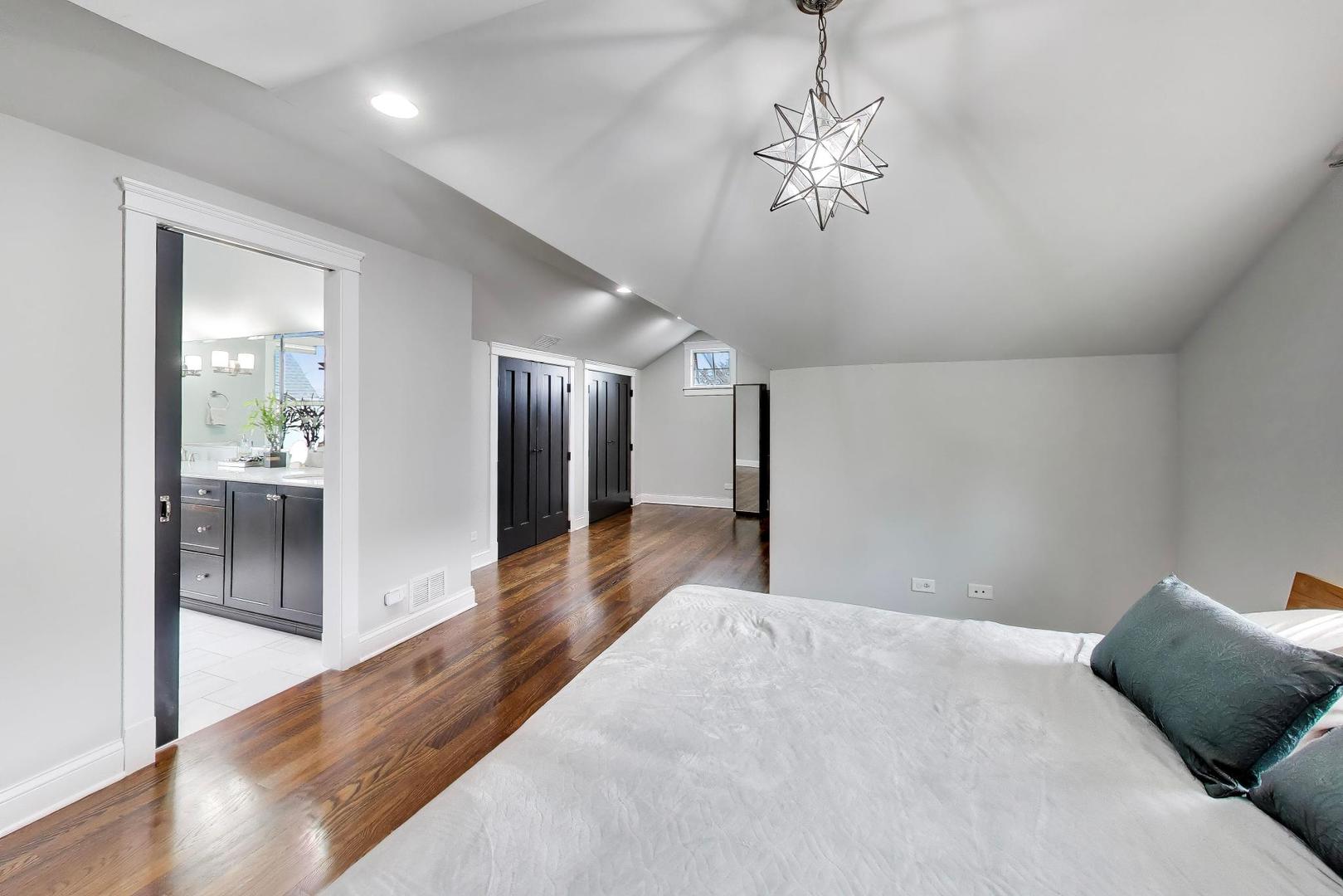 274 N Oak Street, Elmhurst, IL 60126