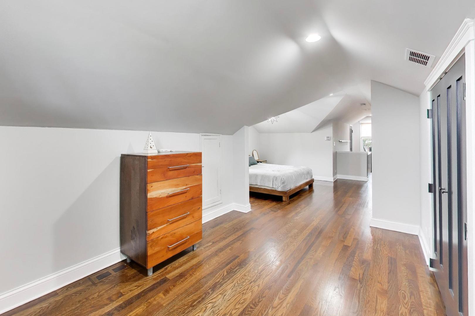 274 N Oak Street, Elmhurst, IL 60126