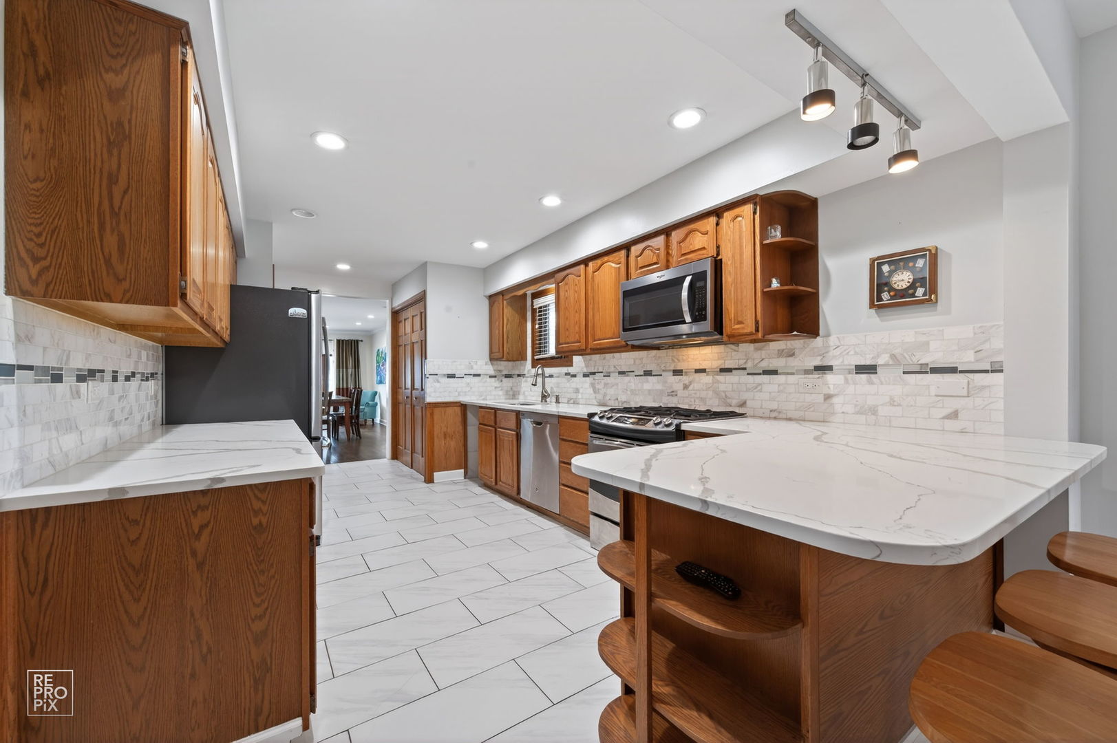 221 E Grantley Avenue, Elmhurst, IL 60126