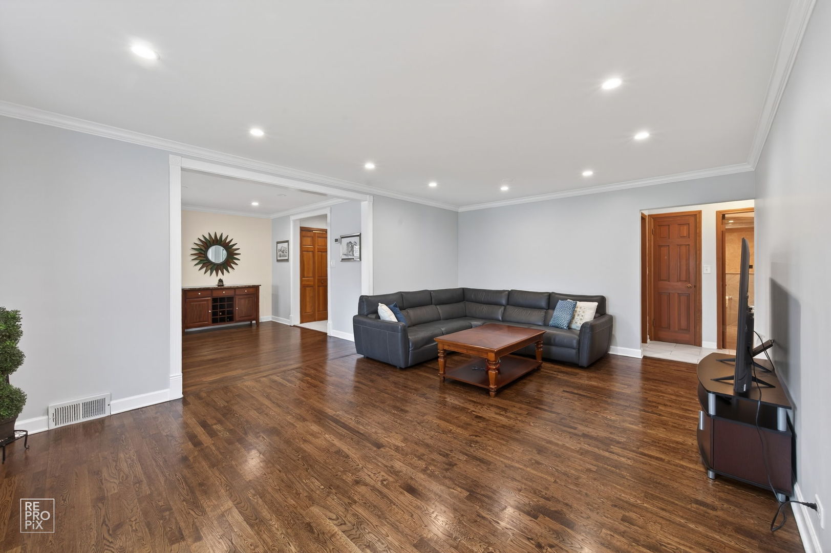 221 E Grantley Avenue, Elmhurst, IL 60126