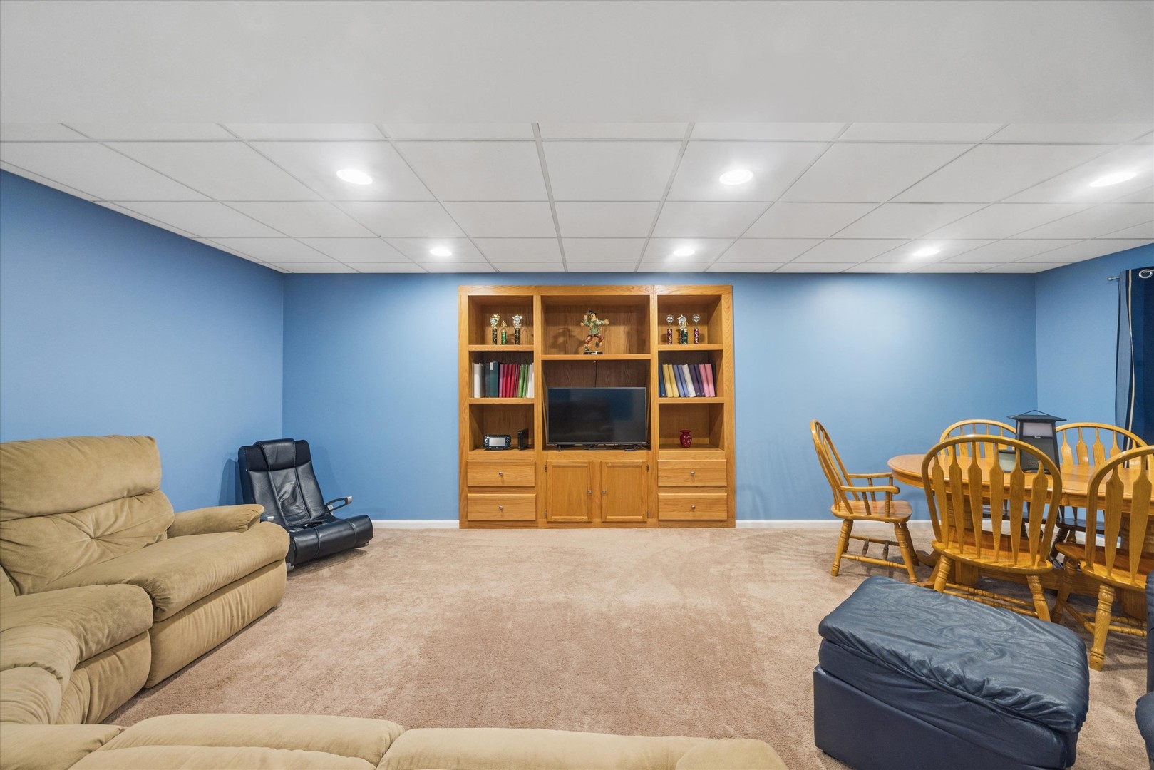 9025 Darien Woods Court, Darien, IL 60561