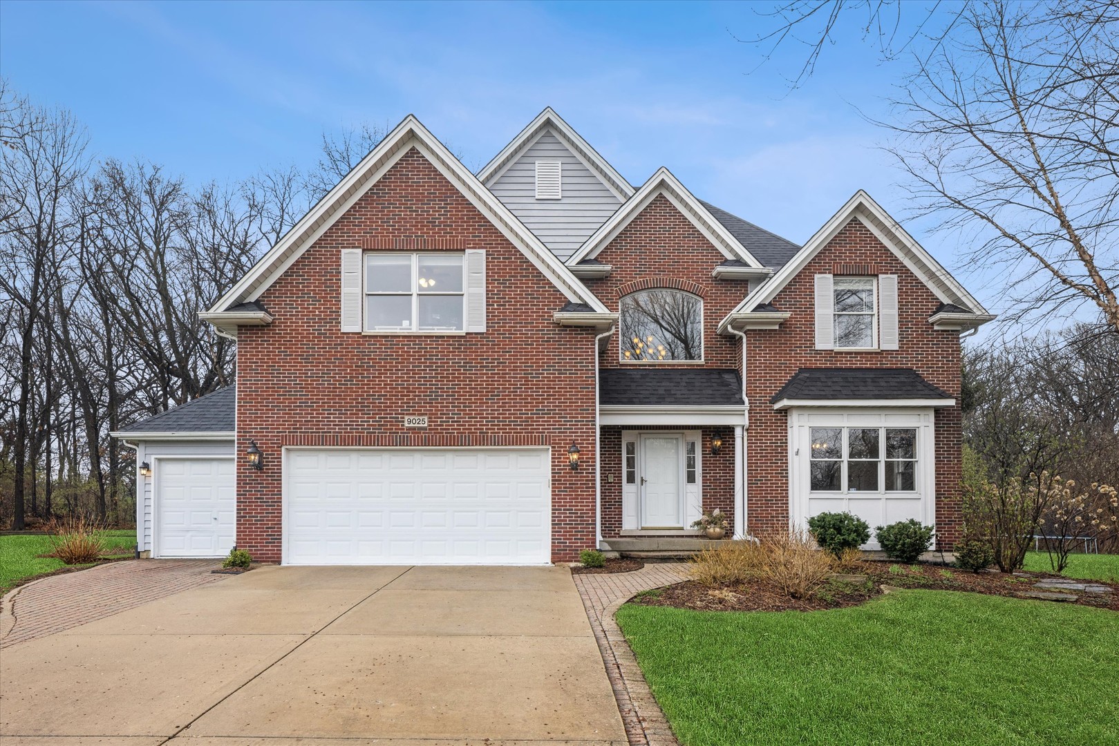 9025 Darien Woods Court, Darien, IL 60561