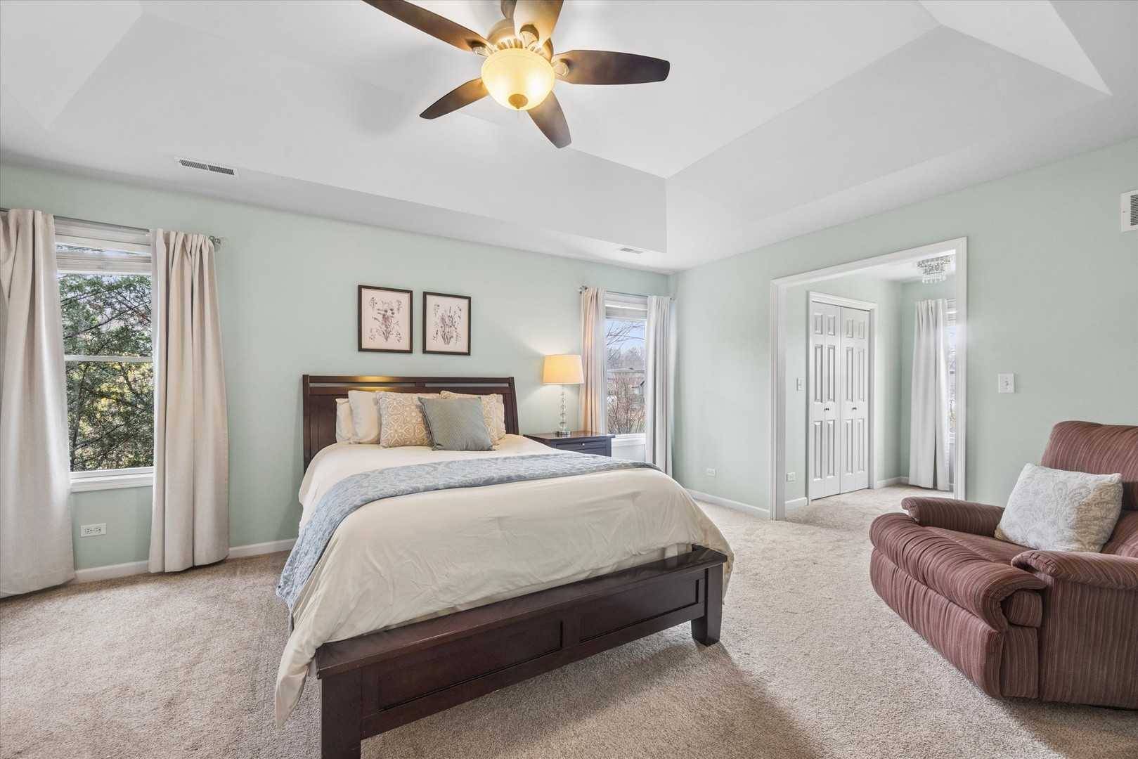 9025 Darien Woods Court, Darien, IL 60561