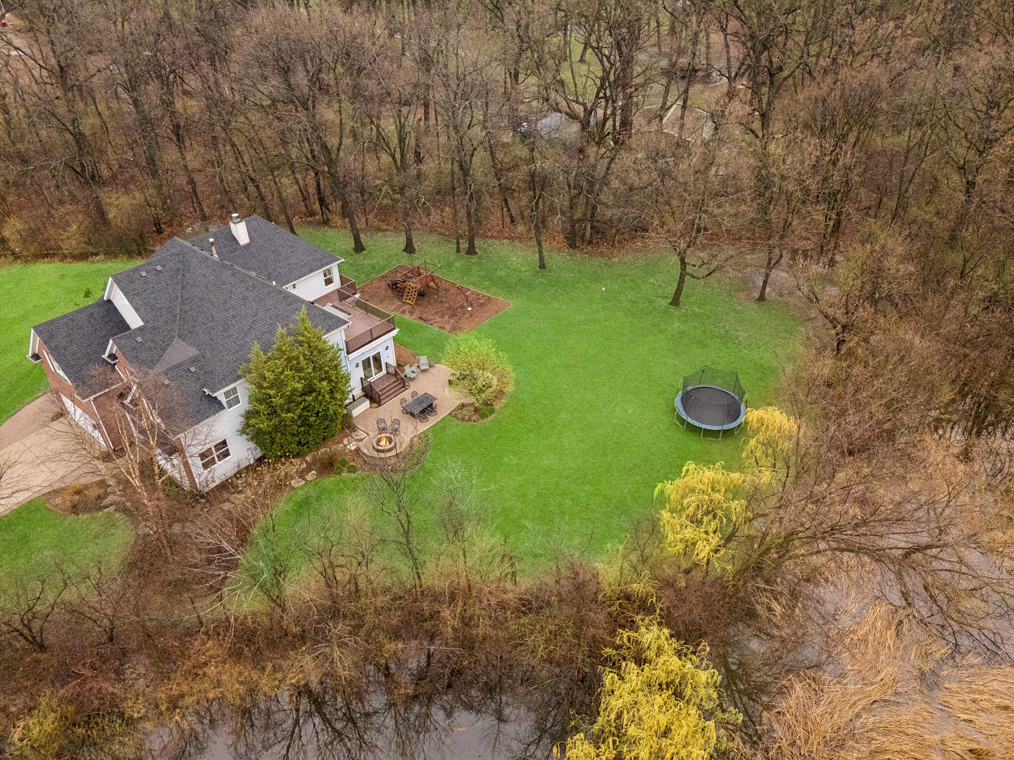 9025 Darien Woods Court, Darien, IL 60561